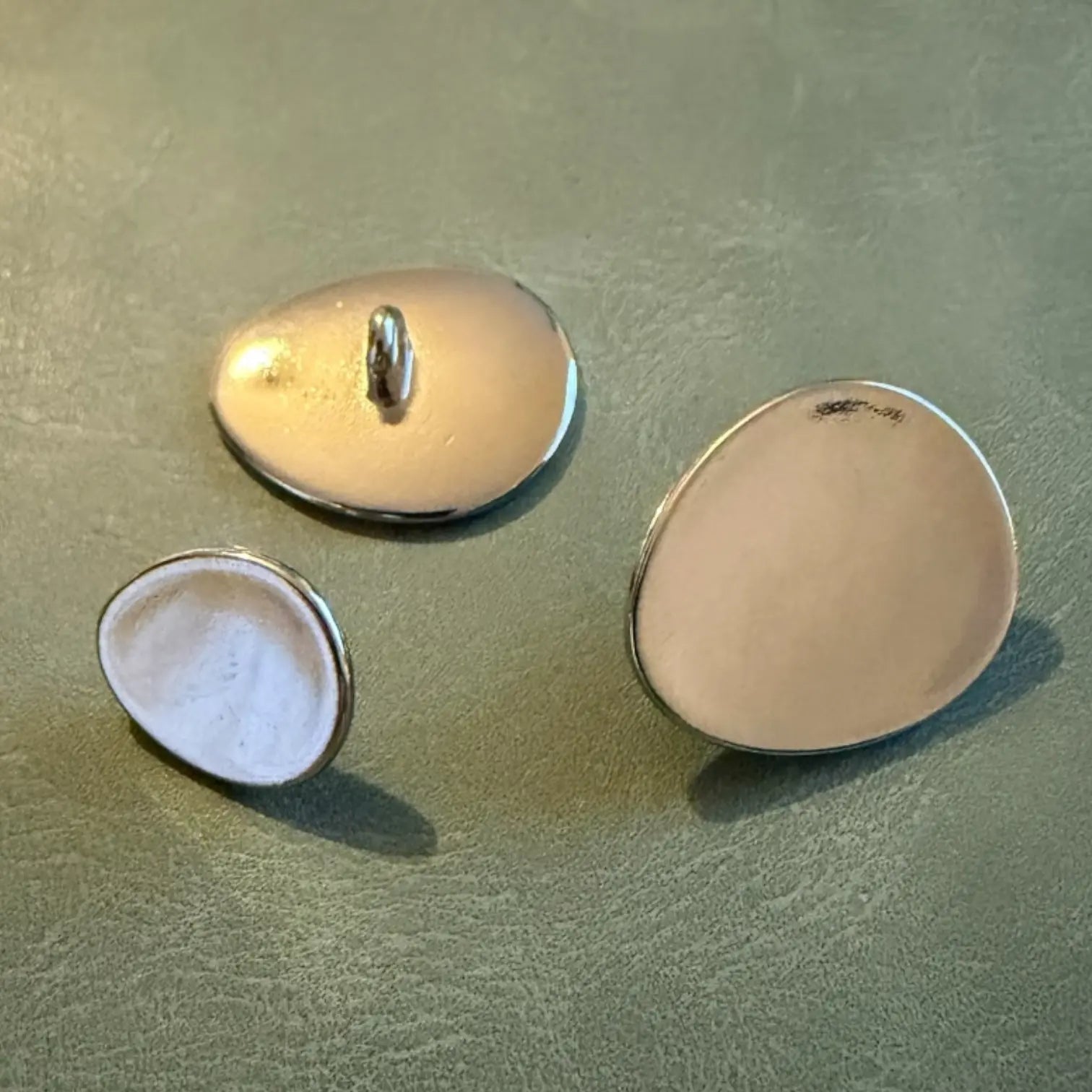 Метални копчета Е-2075 Nickel 15 мм и 22 мм – Елипсовидни копчета столче (Shank), Луксозен дизайн - Копчета България