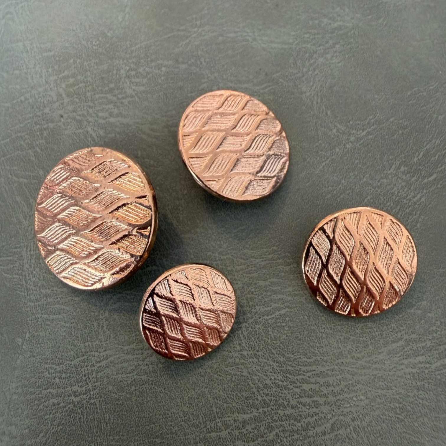 Метални копчета ME-9010 златни с краче кръгла форма – 15 мм, 18 мм, 20 мм, 22 мм Копчета