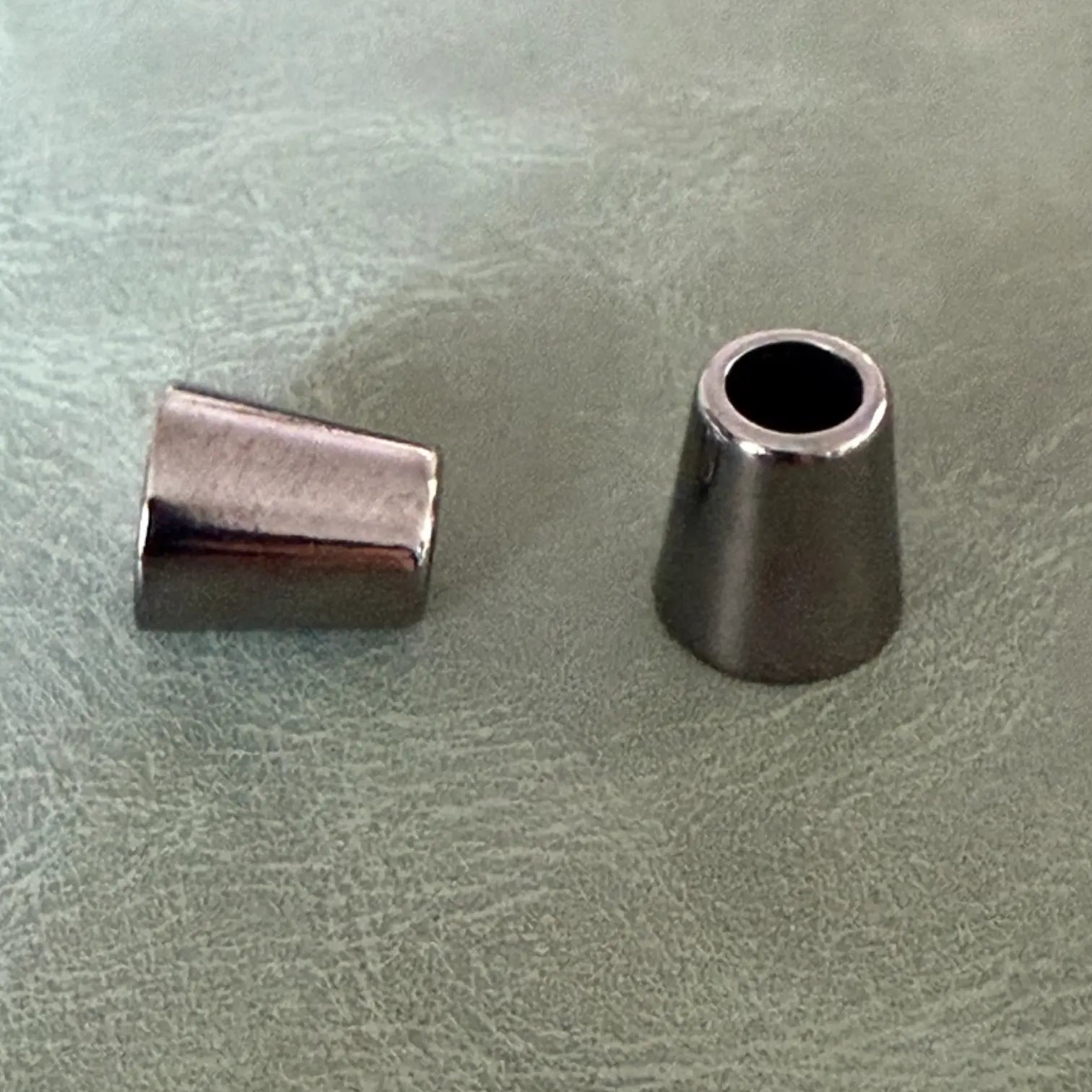 Метални накрайници Е-104 Gun Metal 14 мм – Класически луксозни накрайници за шнурове и ластици Аксесоари