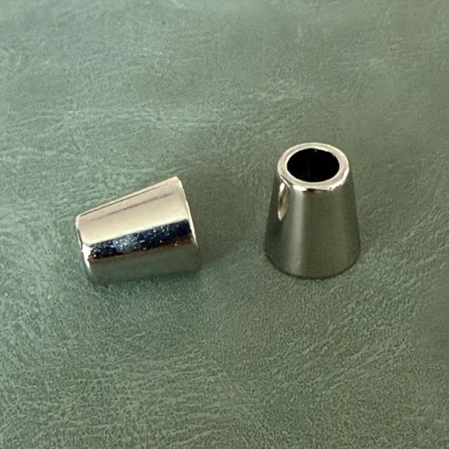 Метални накрайници Е-104 Никел 14 мм – Класически луксозни накрайници за шнурове и ластици Аксесоари