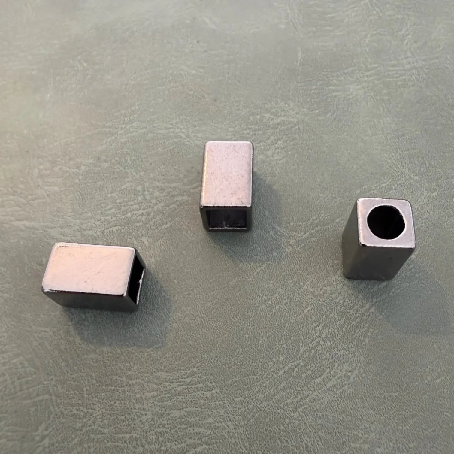 Метален накрайник Е-1695 Gun Metal 1 см – Квадратен модел с 2 отвора, Дизайнерски Аксесоари