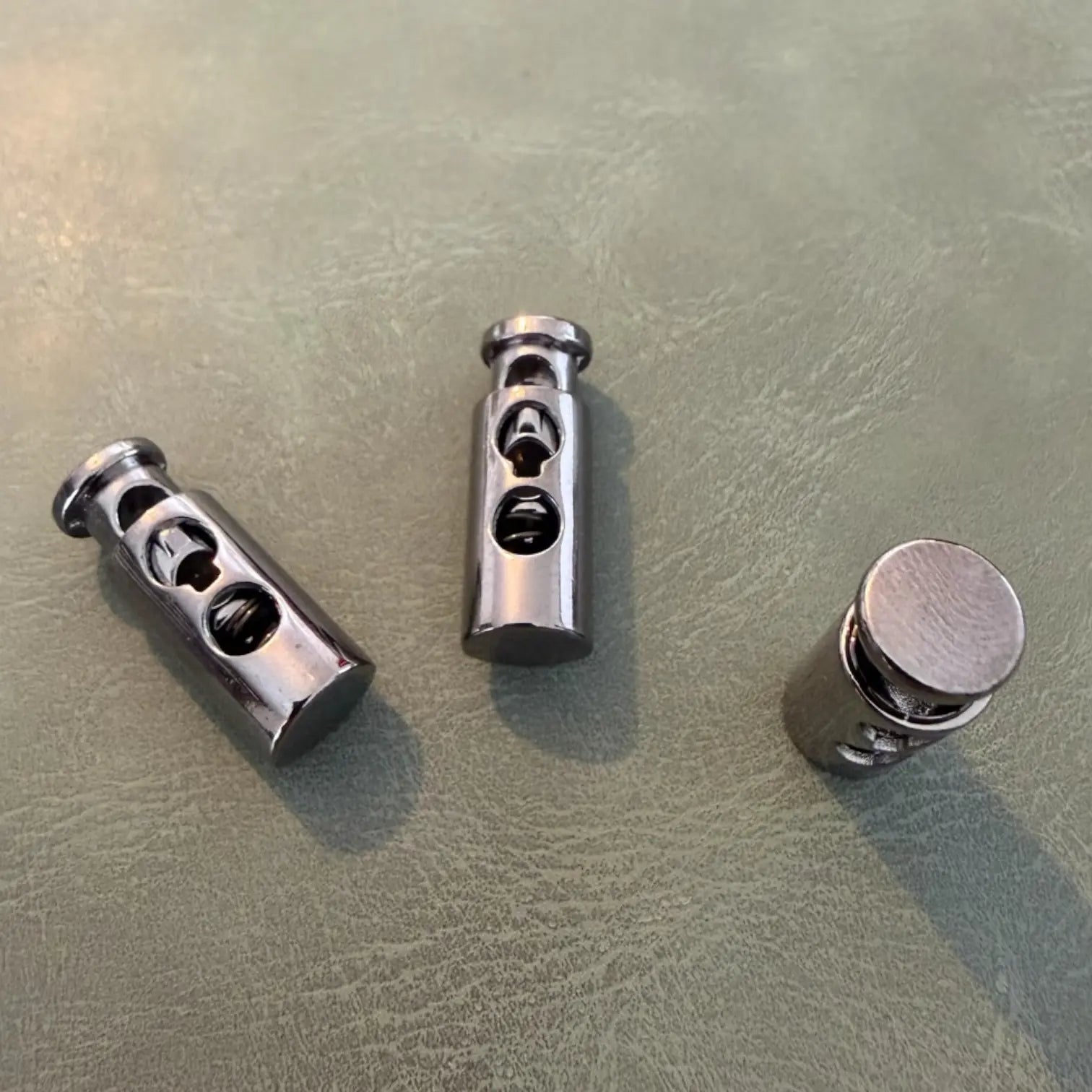 Метален стопер Е-1915 Gun Metal 2.5 см – Двоен отвор, Класически модел Аксесоари