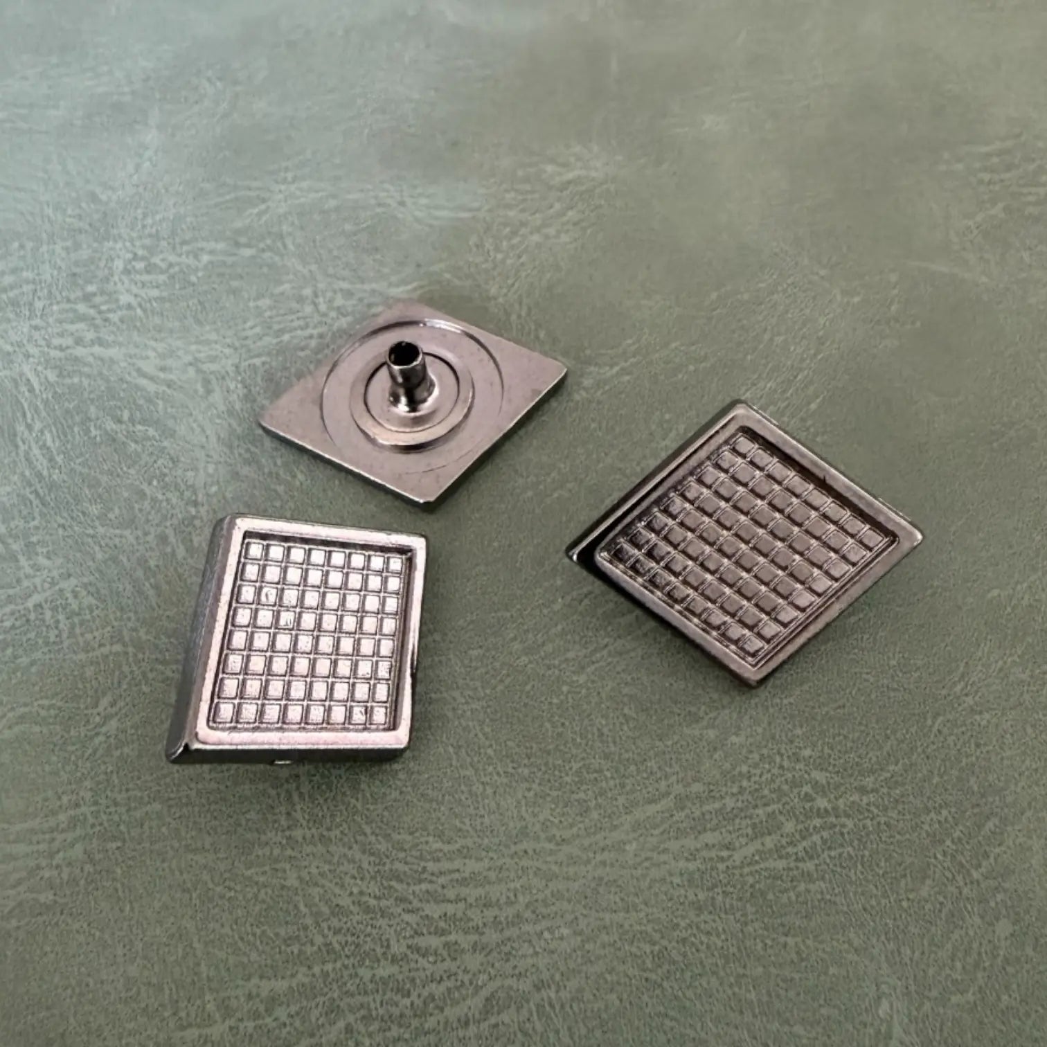 Тик-так копчета Е-1947 Gun Metal 25 мм – 4 части, Дизайн „баклава“, Луксозни копчета Копчета