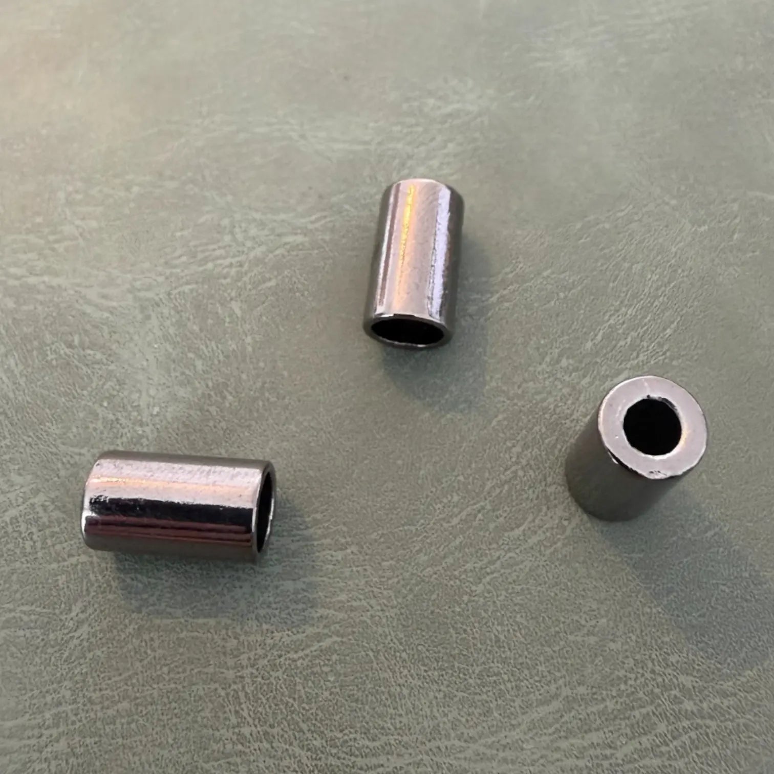 Метален накрайник Е-1999 Gun Metal 1.5 см – Прав дизайнерски модел с 1 отвор Аксесоари