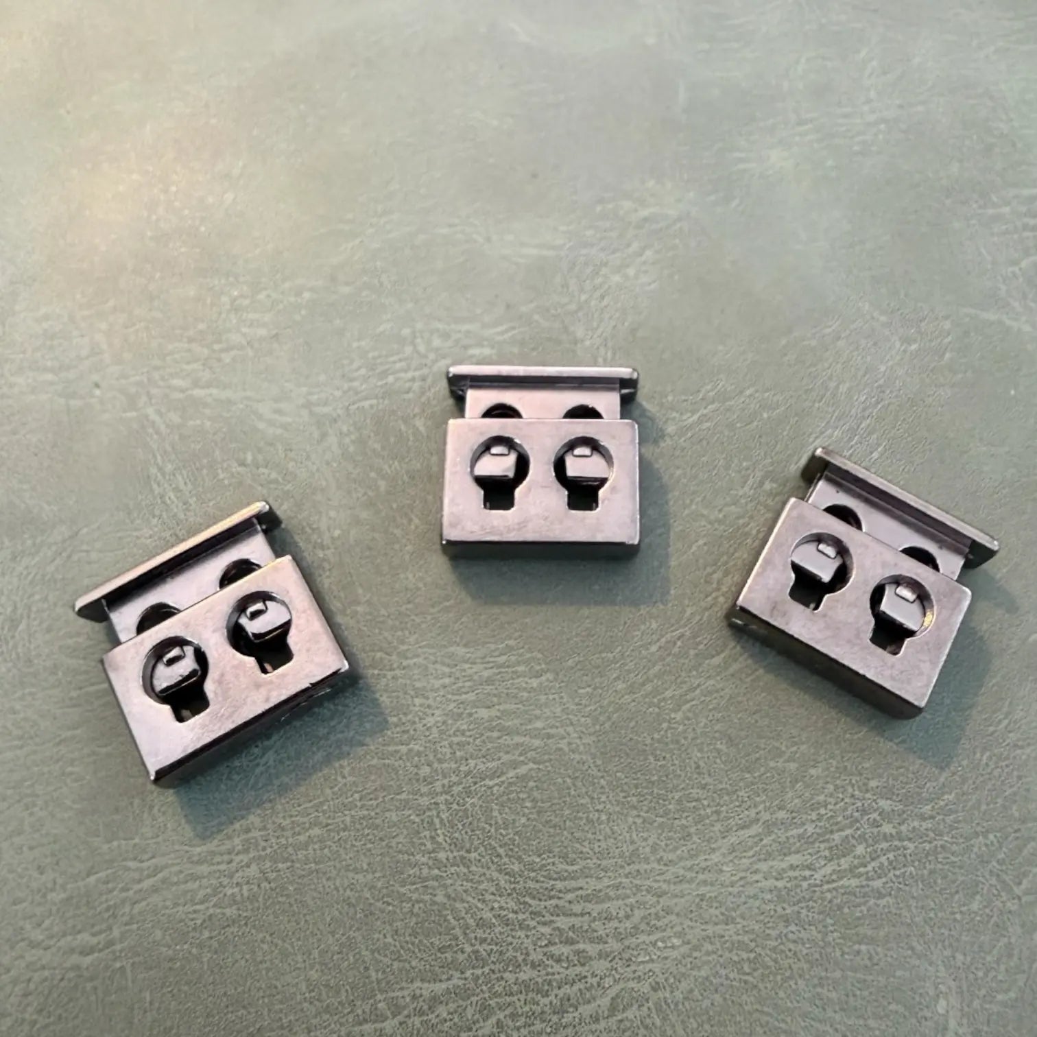 Метален стопер Е-2035 Gun Metal 2 см – Двоен отвор, Квадратно-прав модел Аксесоари