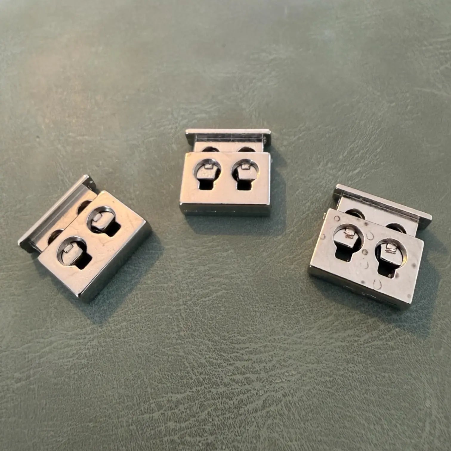 Метален стопер Е-2035 Никел 2 см – Двоен отвор, Квадратно-прав модел Аксесоари