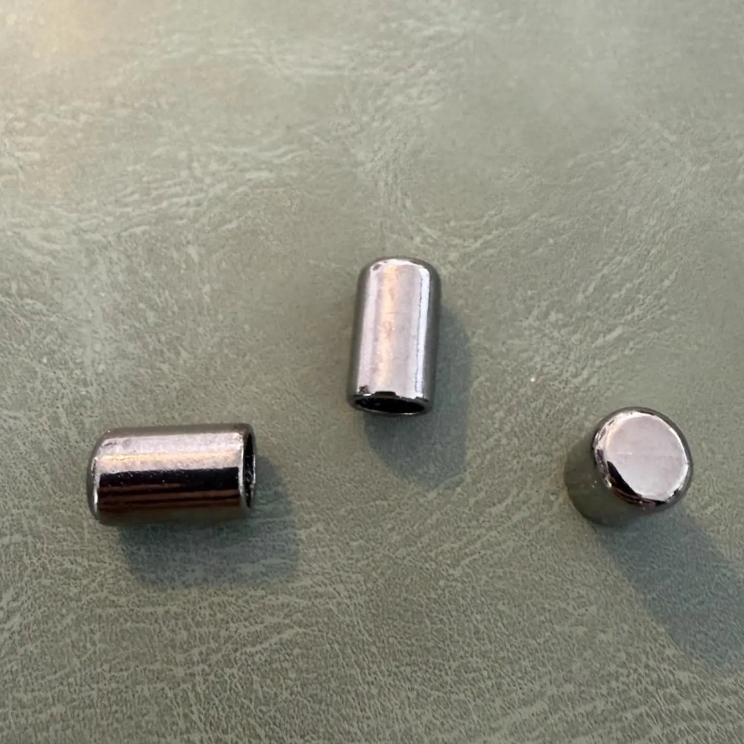 Метален накрайник Е-2049 Gun Metal 1 см – Дизайнерски нежен модел с 1 отвор Аксесоари