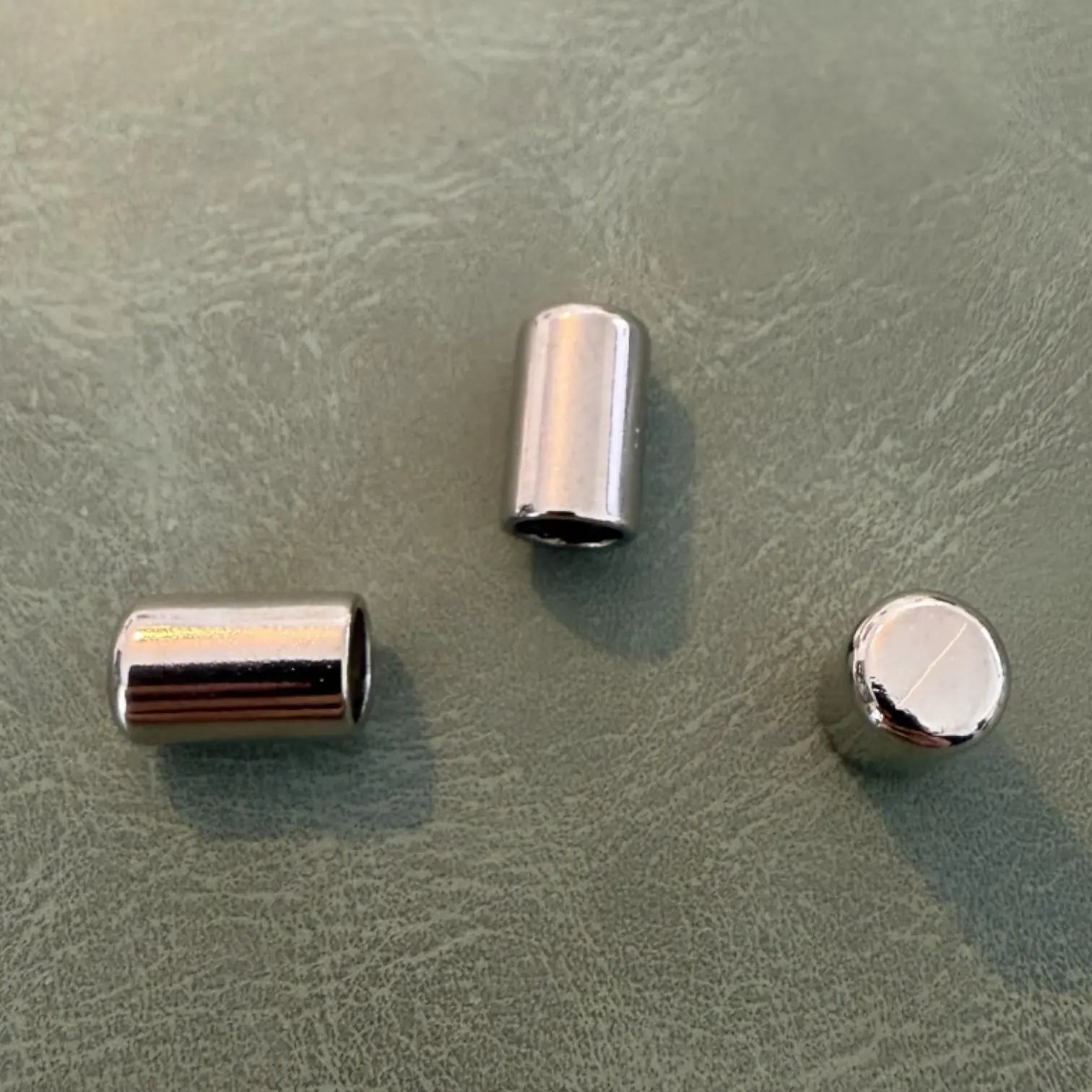 Метален накрайник Е-2049 Никел 1 см – Дизайнерски нежен модел с 1 отвор Аксесоари