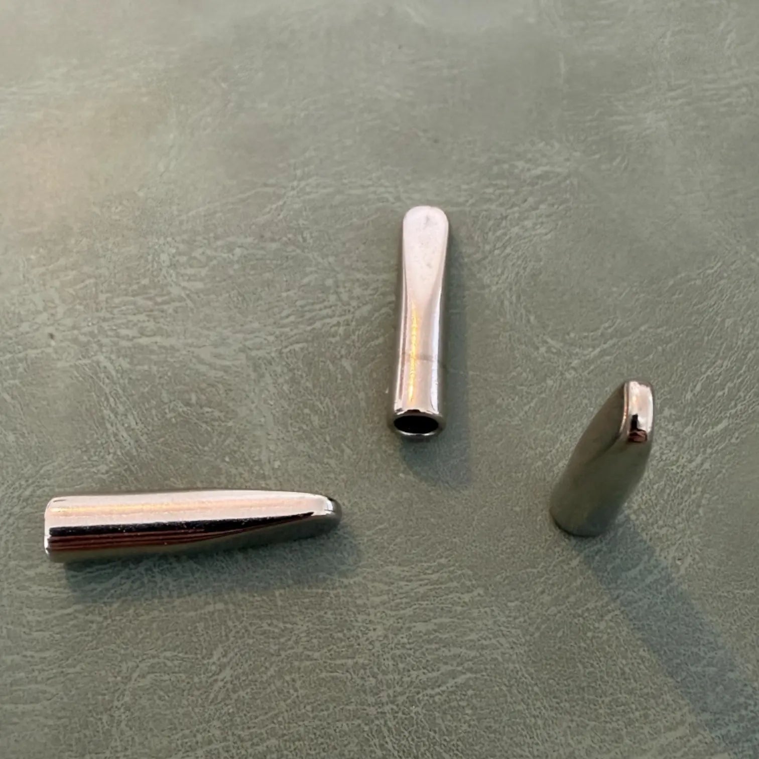 Метален накрайник Е-2073 Никел 2.5 см – Дизайнерски нежен модел с 1 отвор Аксесоари