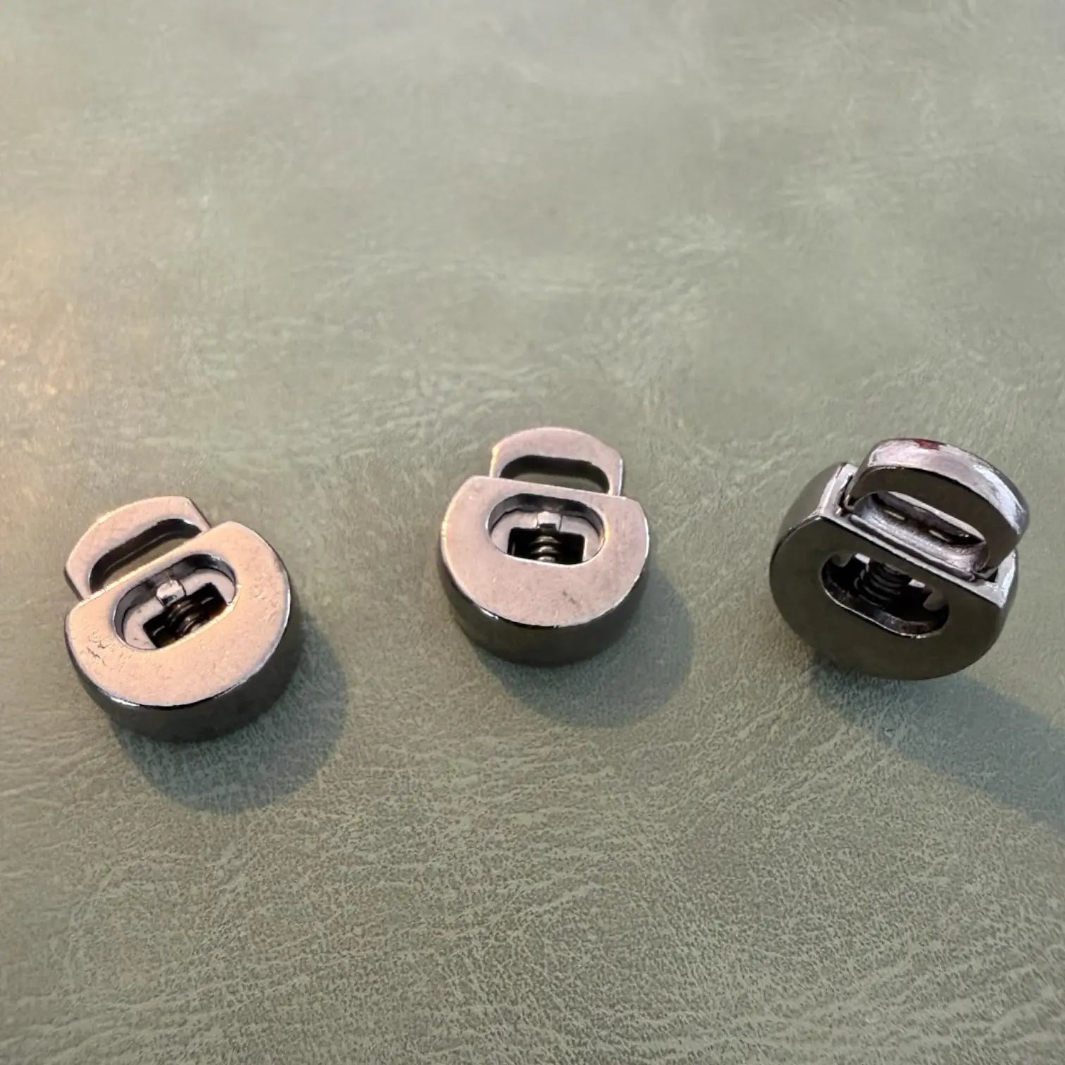 Метален стопер Е-2131 Gun Metal 1.5 см – Един отвор, Кръгъл модел тип катинар Аксесоари