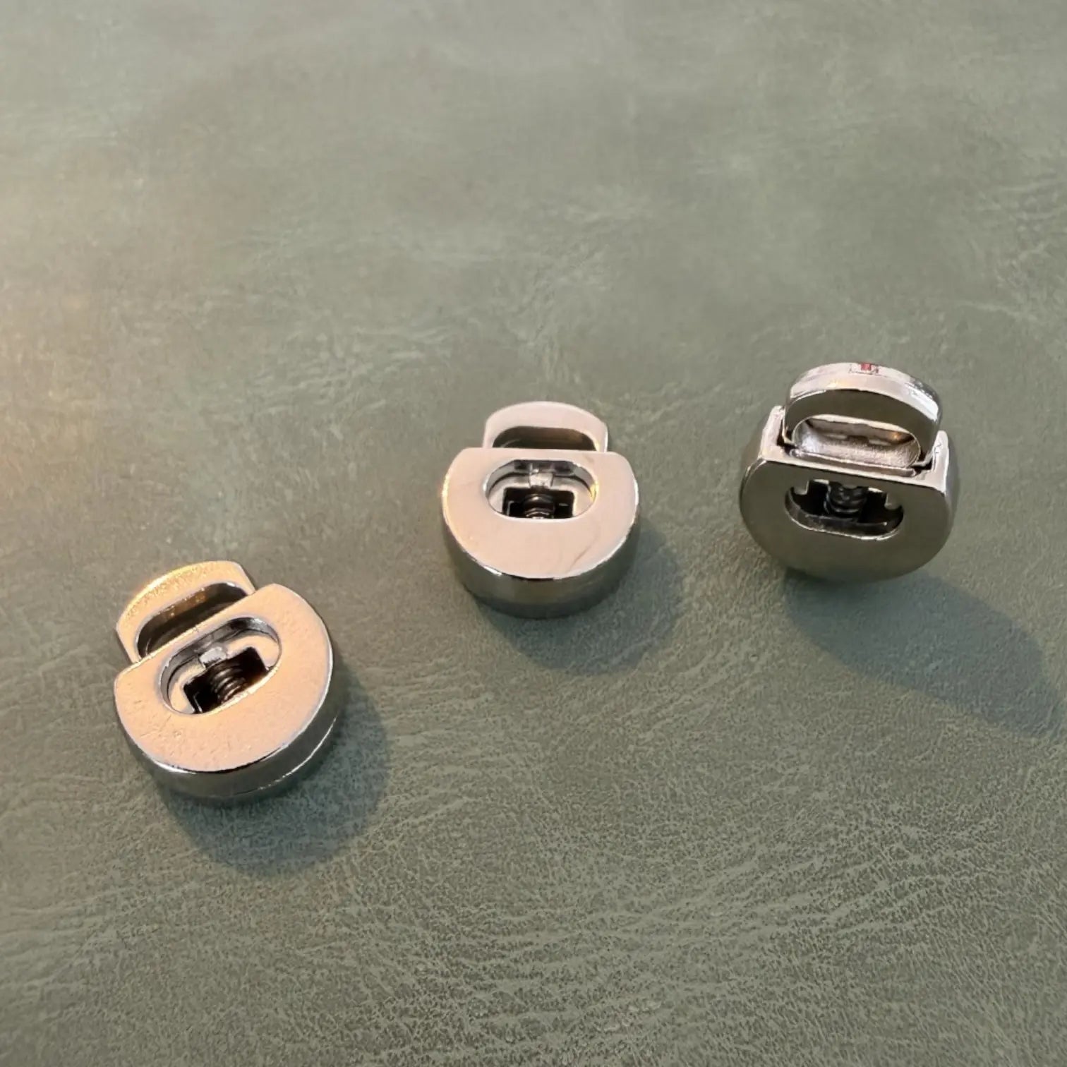 Метален стопер Е-2131 Никел 1.5 см – Един отвор, Кръгъл модел тип катинар Аксесоари