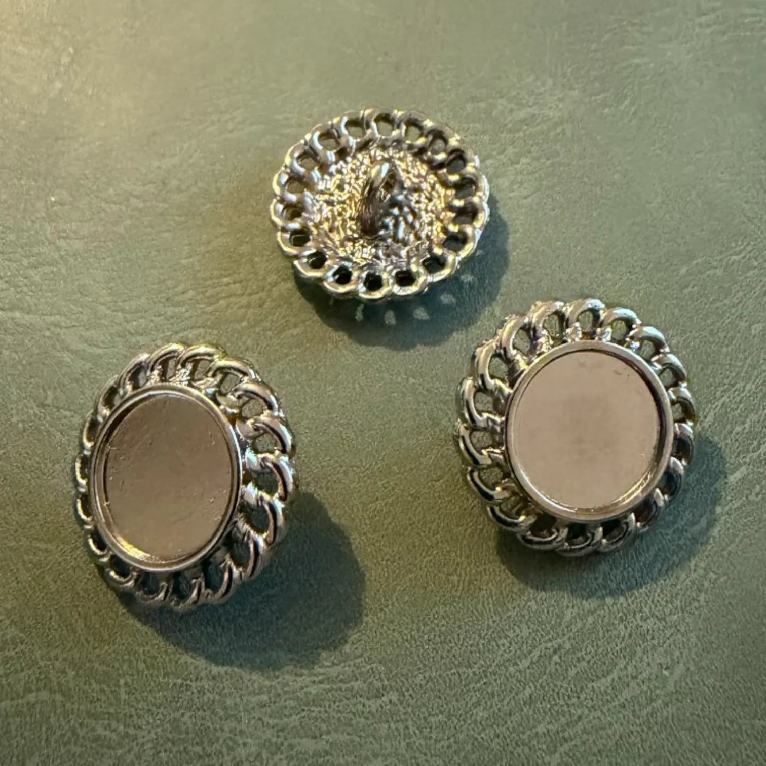 Метално копче Е-2137 Nickel 18 мм – Класическо копче столче (Shank), Луксозен дизайн - Копчета България
