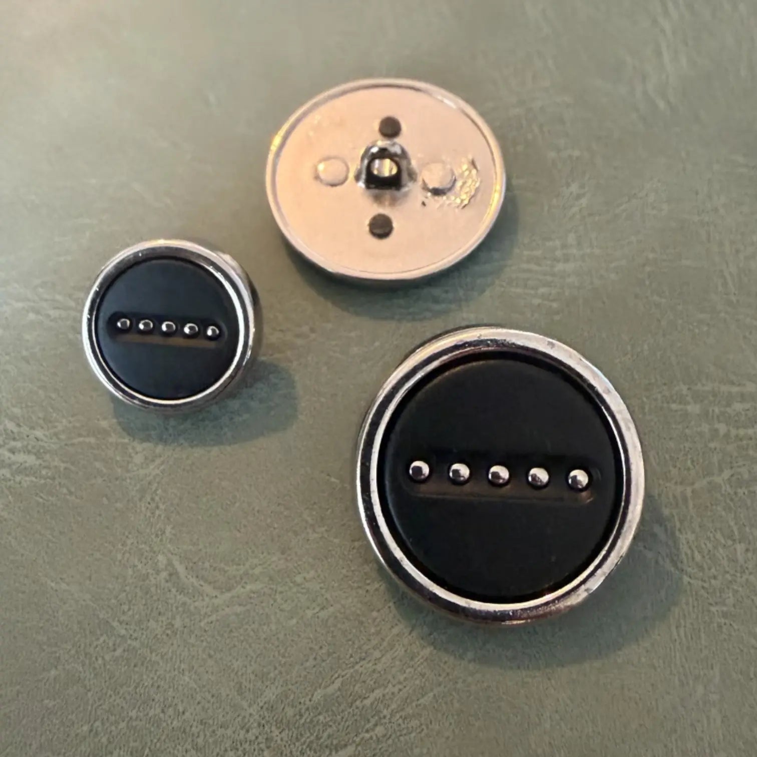 Метални копчета Е-2224 Nickel / Black 15 мм и 22 мм – Копче столче (Shank), Луксозен дизайн - Копчета България