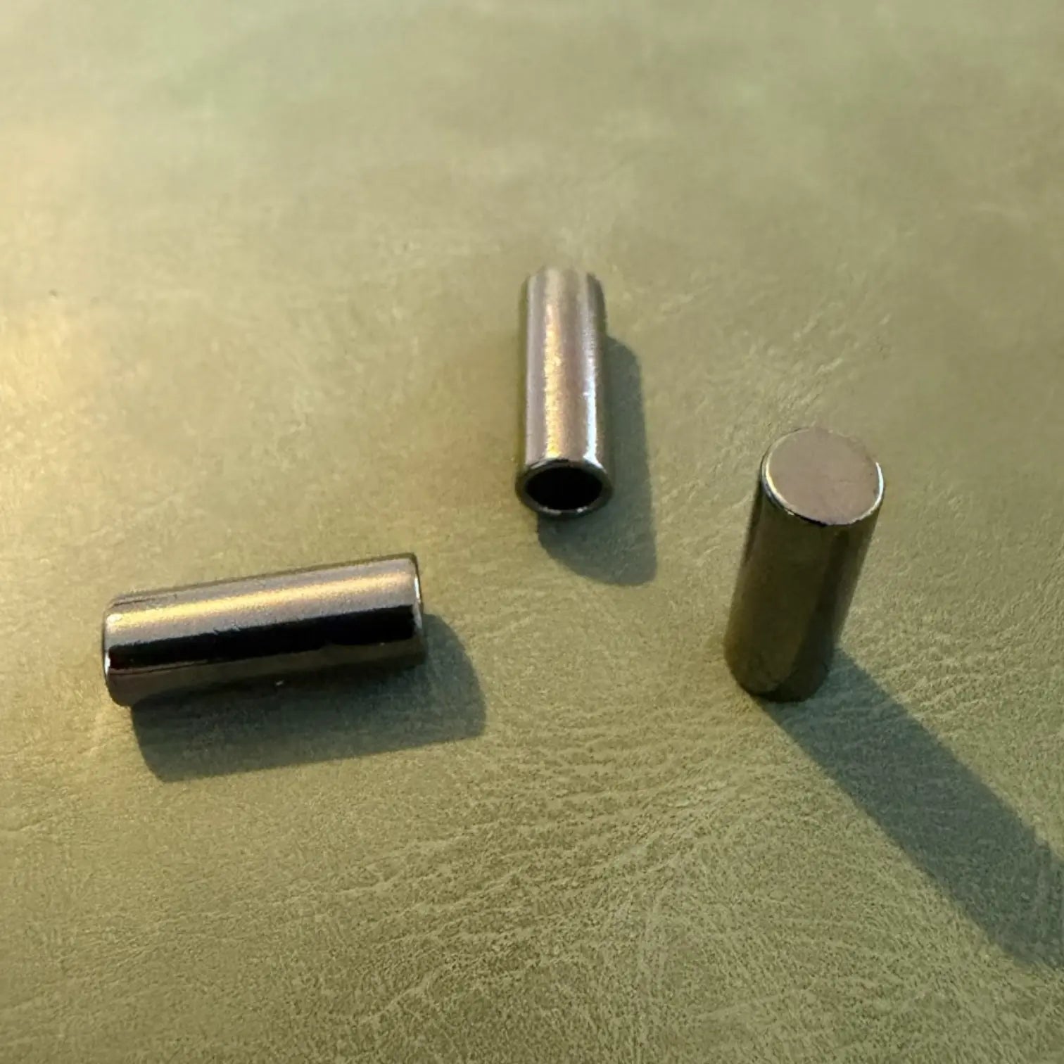 Метален накрайник Е-2232 Gun Metal 20 мм – Дълъг прав модел с 1 отвор, Луксозен Аксесоари