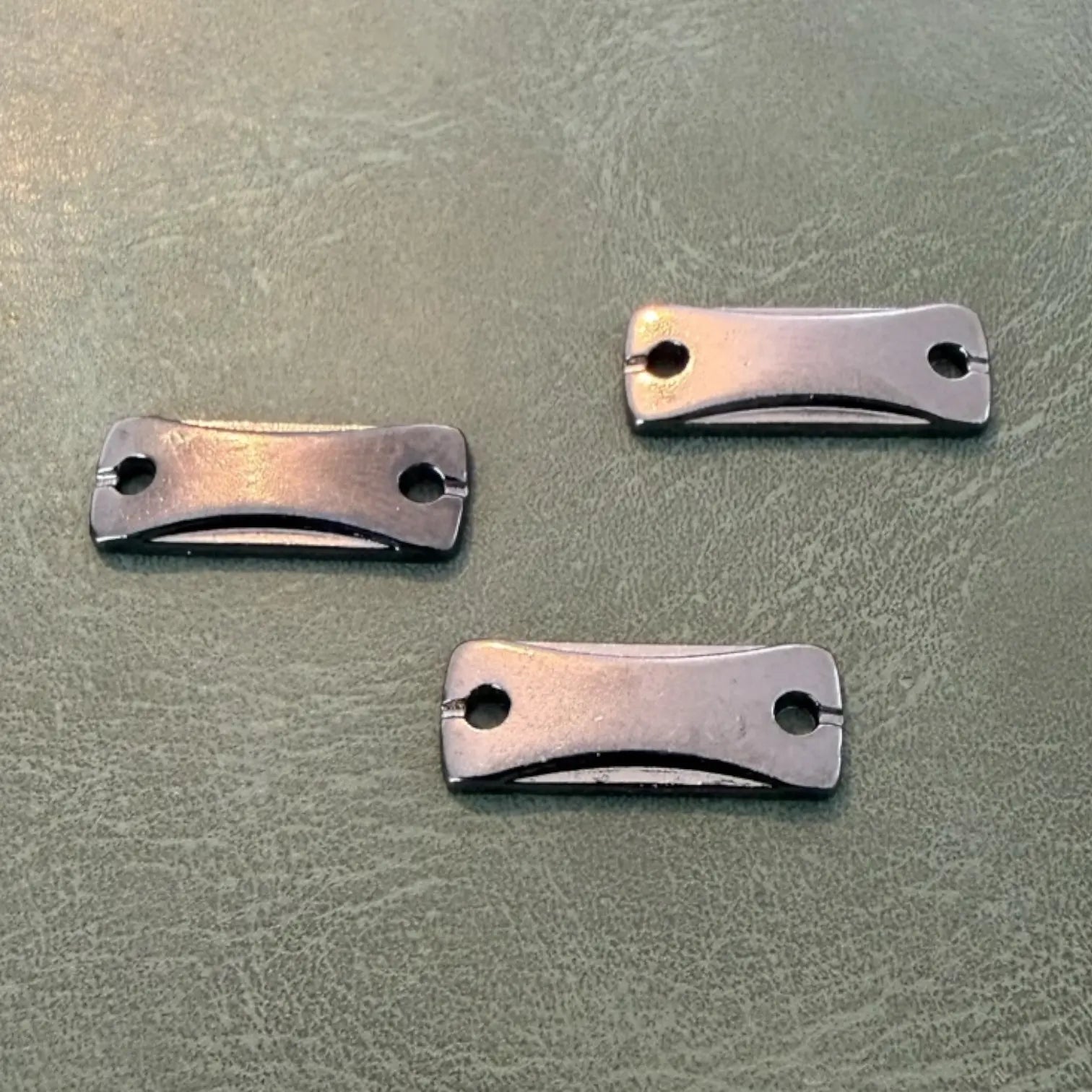 Метални етикети Е-2296 Gun Metal 1.5 x 0.5 см – Нежен дизайн за лазерно брандиране Аксесоари