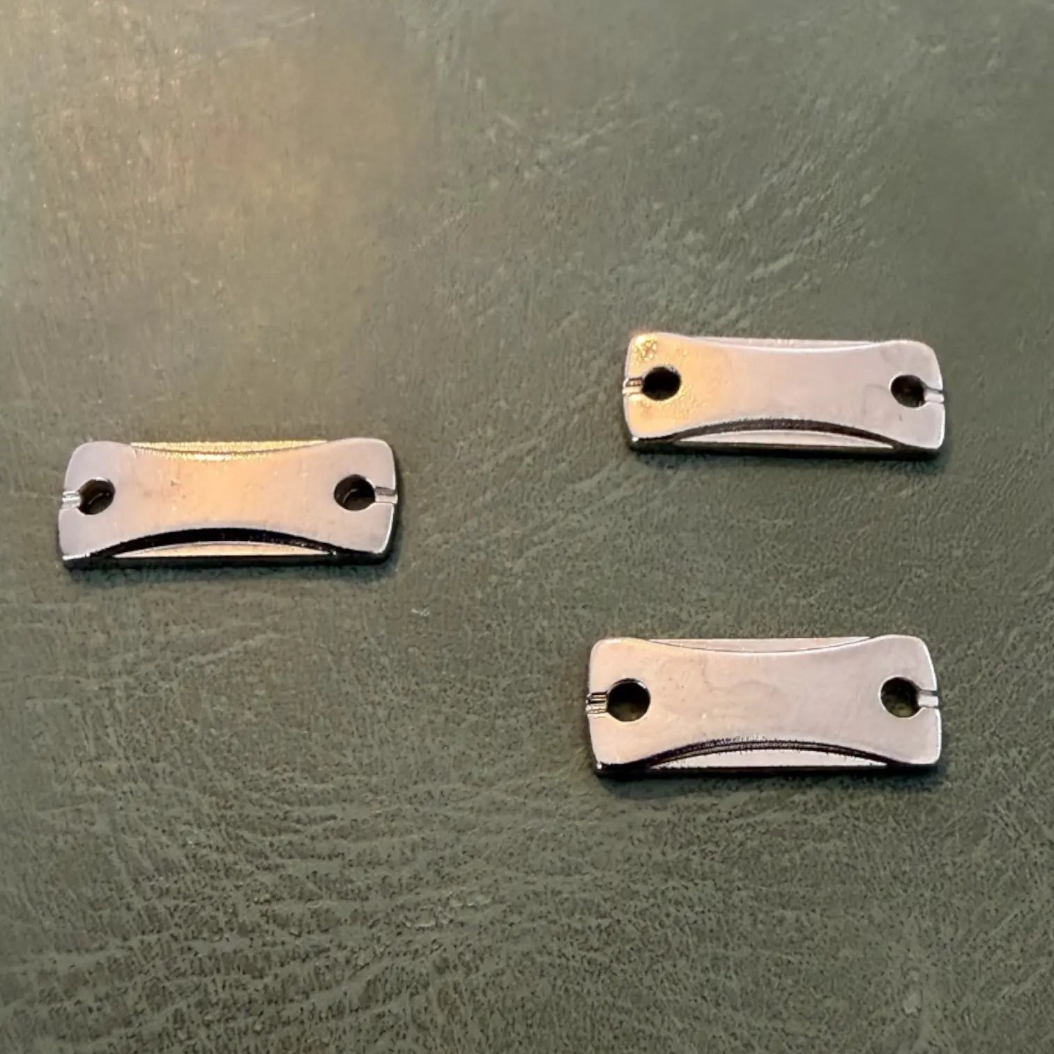 Метални етикети Е-2296 Никел 1.5 x 0.5 см – Нежен дизайн за лазерно брандиране Аксесоари