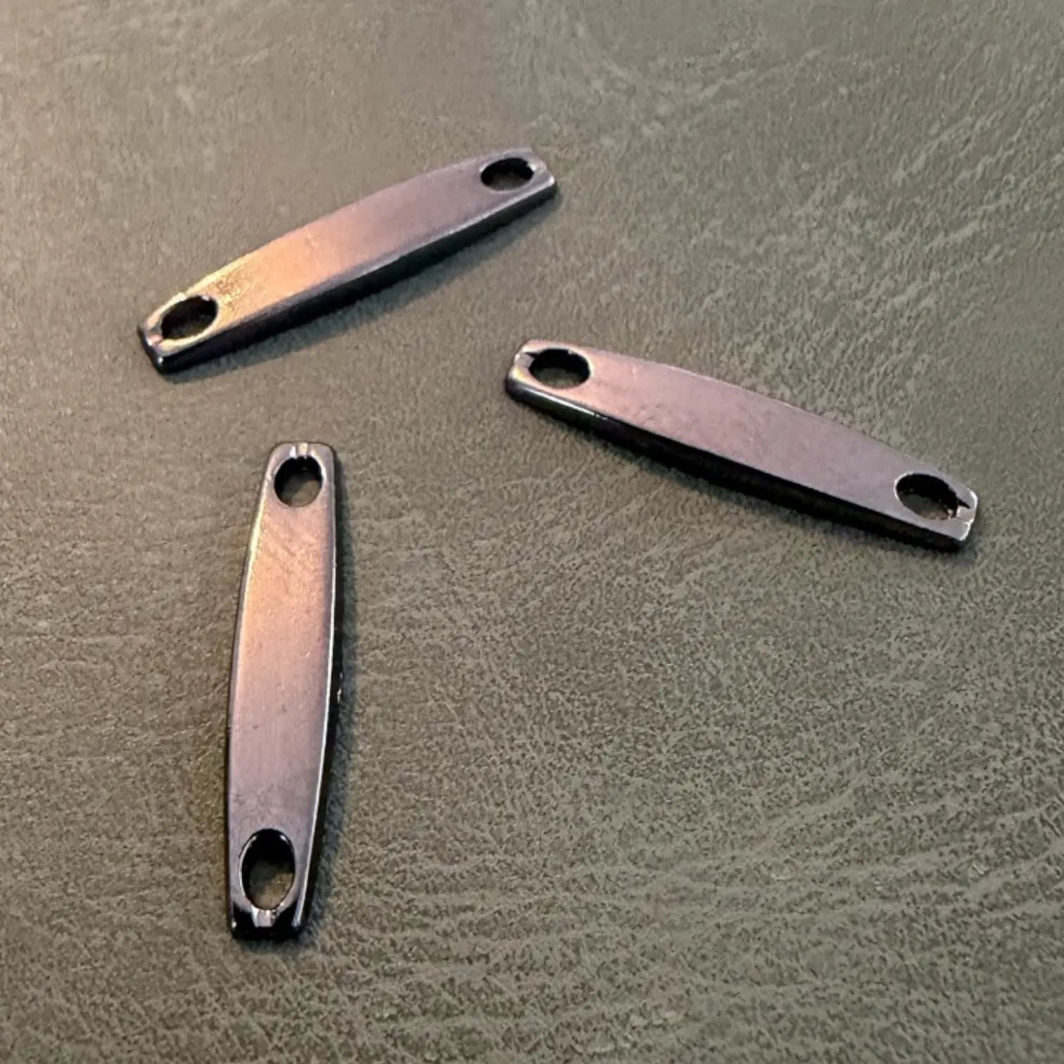 Метални етикети Е-2297 Gun Metal 2 x 0.4 см – Нежен дизайн за лазерно брандиране Аксесоари