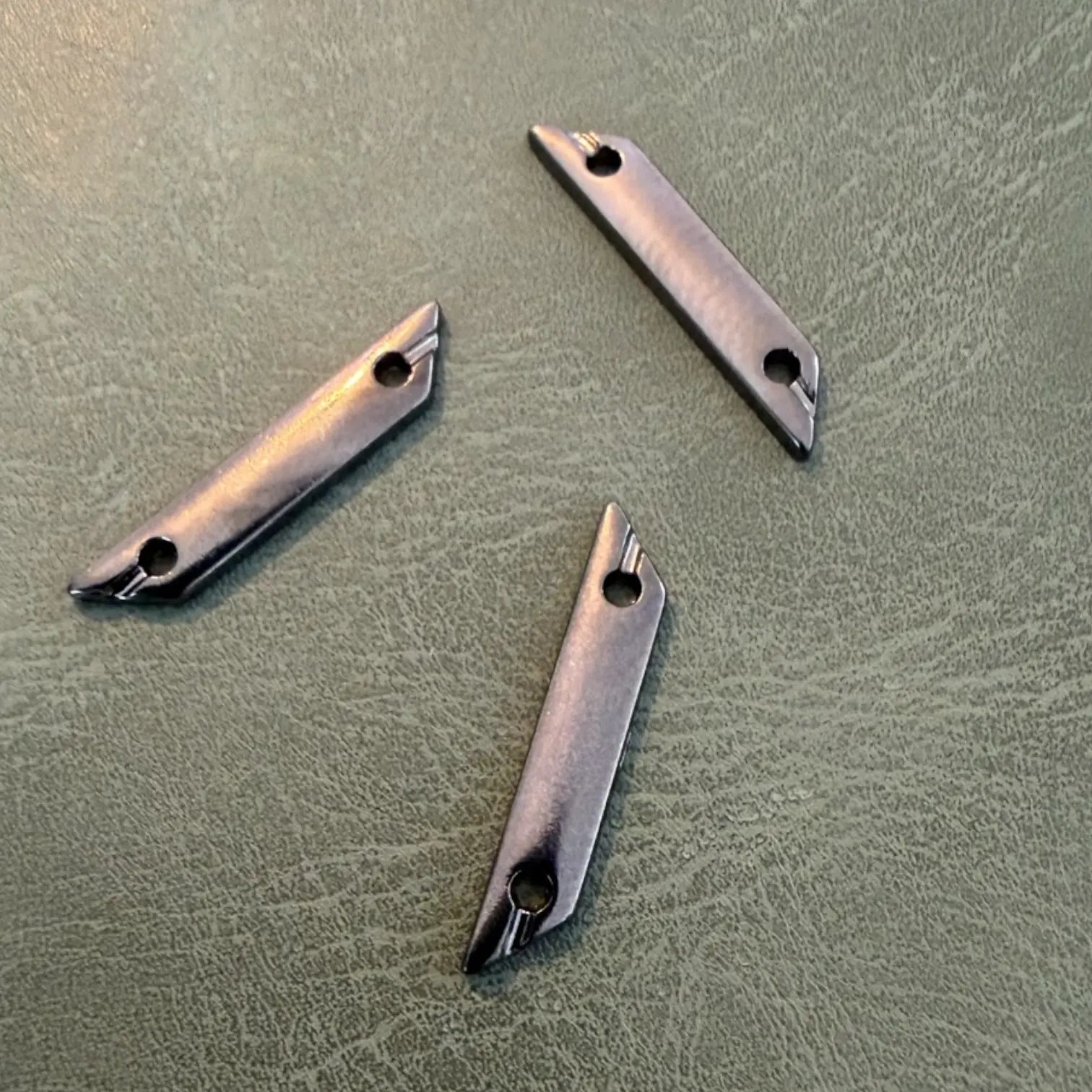 Метални етикети Е-2298 Gun Metal 2 x 0.4 см – С остри краища, за лазерно брандиране Аксесоари