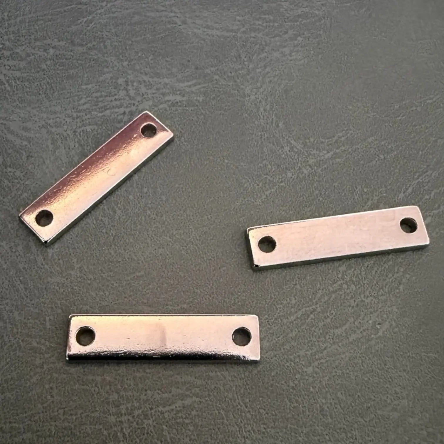 Метални етикети Е-2299 Никел 2 x 0.5 см – Нежен дизайн за лазерно брандиране Аксесоари