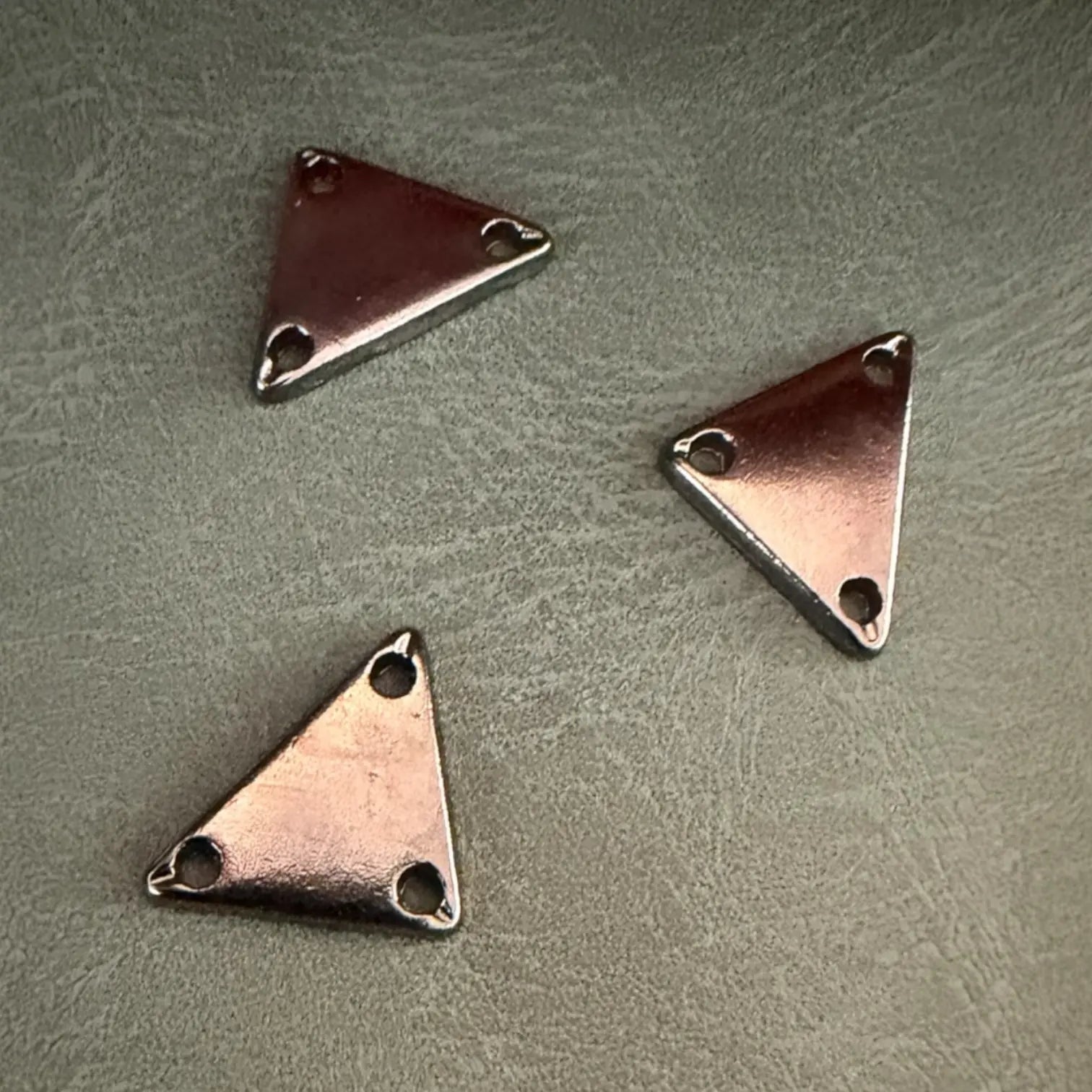 Метални етикети Е-2302 Gun Metal 1.5 x 1 x 1 см – Триъгълна 3D форма, за лазерно брандиране Аксесоари