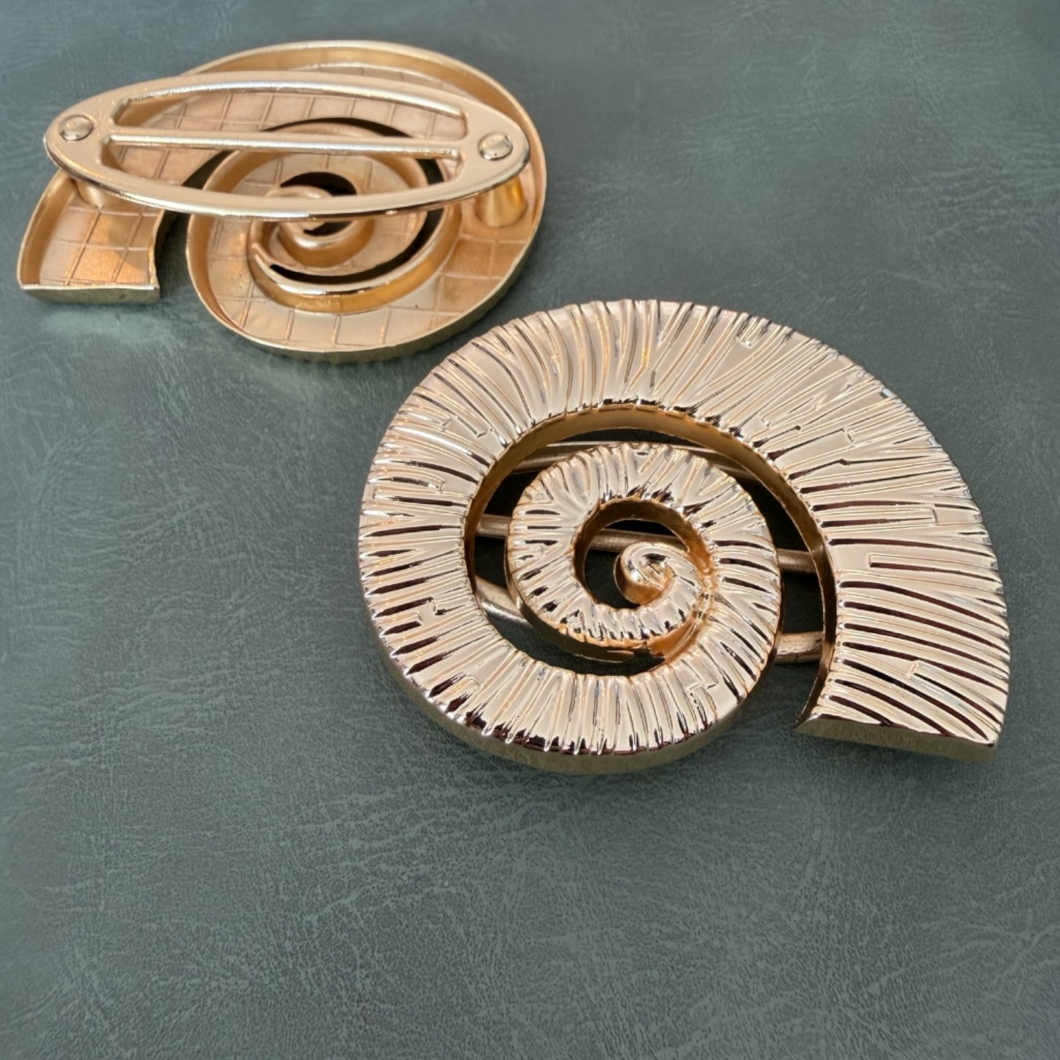 Метална катарама Е-2312 Златиста 4 см – Форма на морски охлюв, Дизайнерска катарама за колани и дрехи Катарами