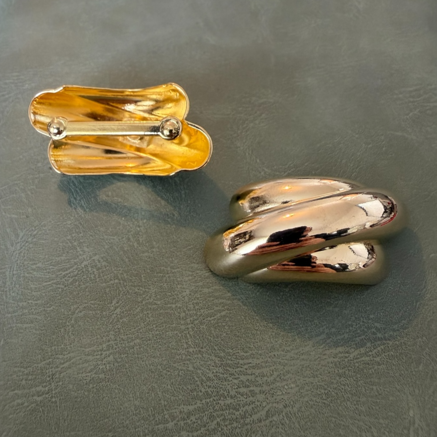 Метална катарама Е-2318 Златиста 2.5 см – Уникална форма, Дизайнерска катарама за колани и дрехи Катарами