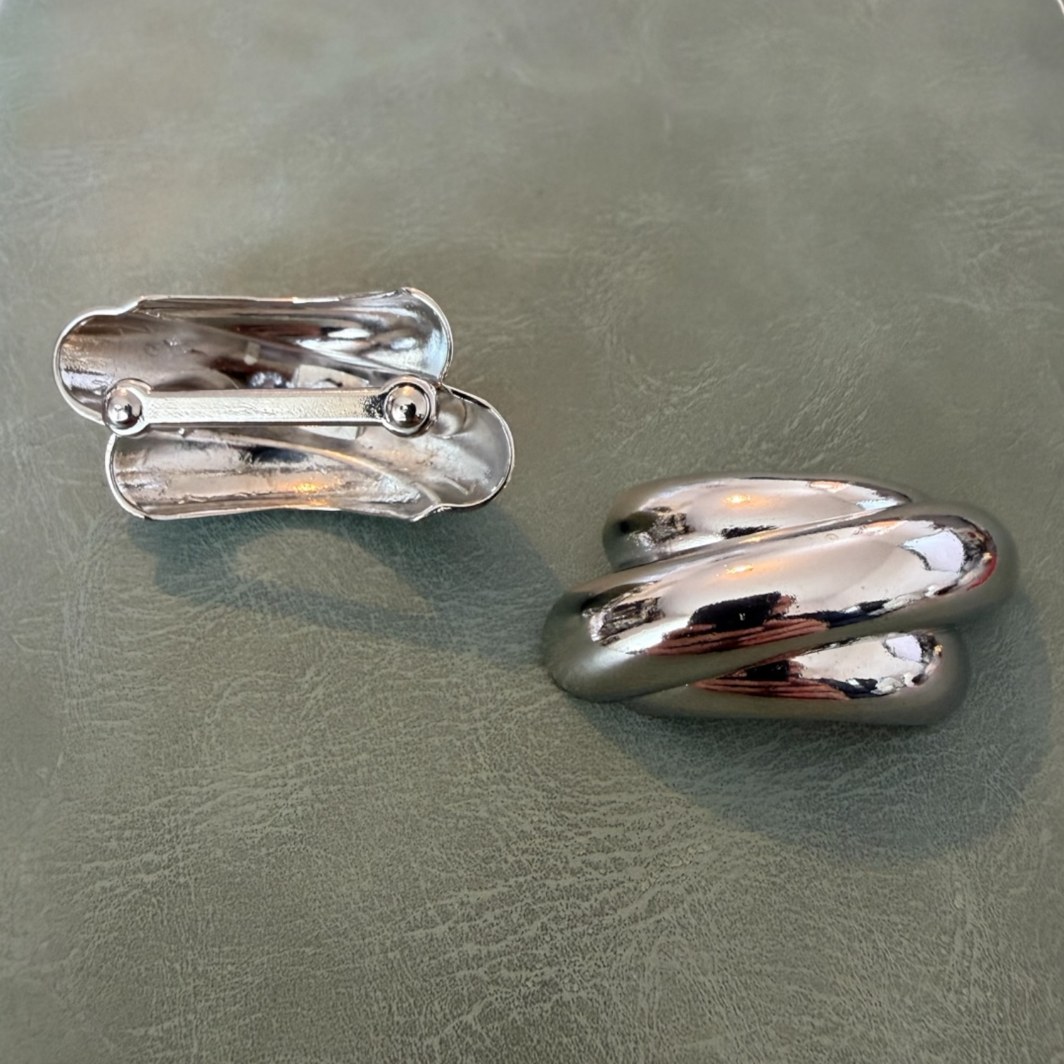 Метална катарама Е-2318 Сребриста 2.5 см – Уникална форма, Дизайнерска катарама за колани и дрехи Катарами