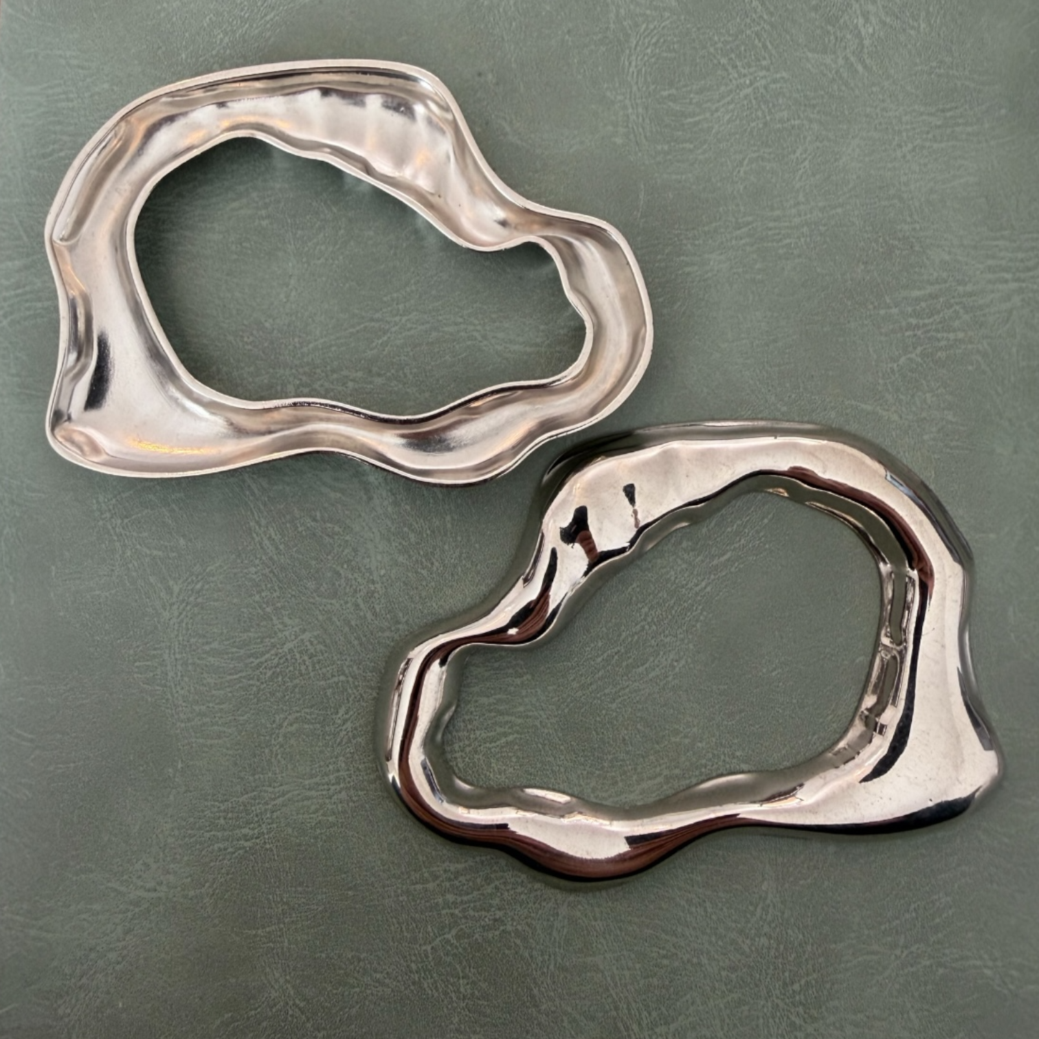 Метална катарама Е-2320 Сребриста 6 см – Уникална форма, Дизайнерска катарама за колани и дрехи Катарами