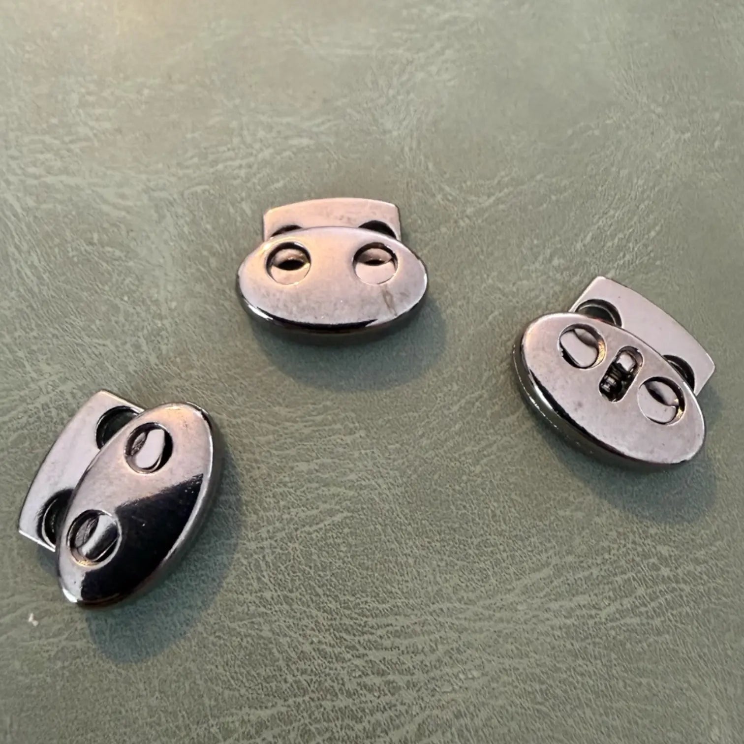 Метален стопер Е-694 Gun Metal 2 см – Двоен отвор, Елипсово-прав модел Аксесоари