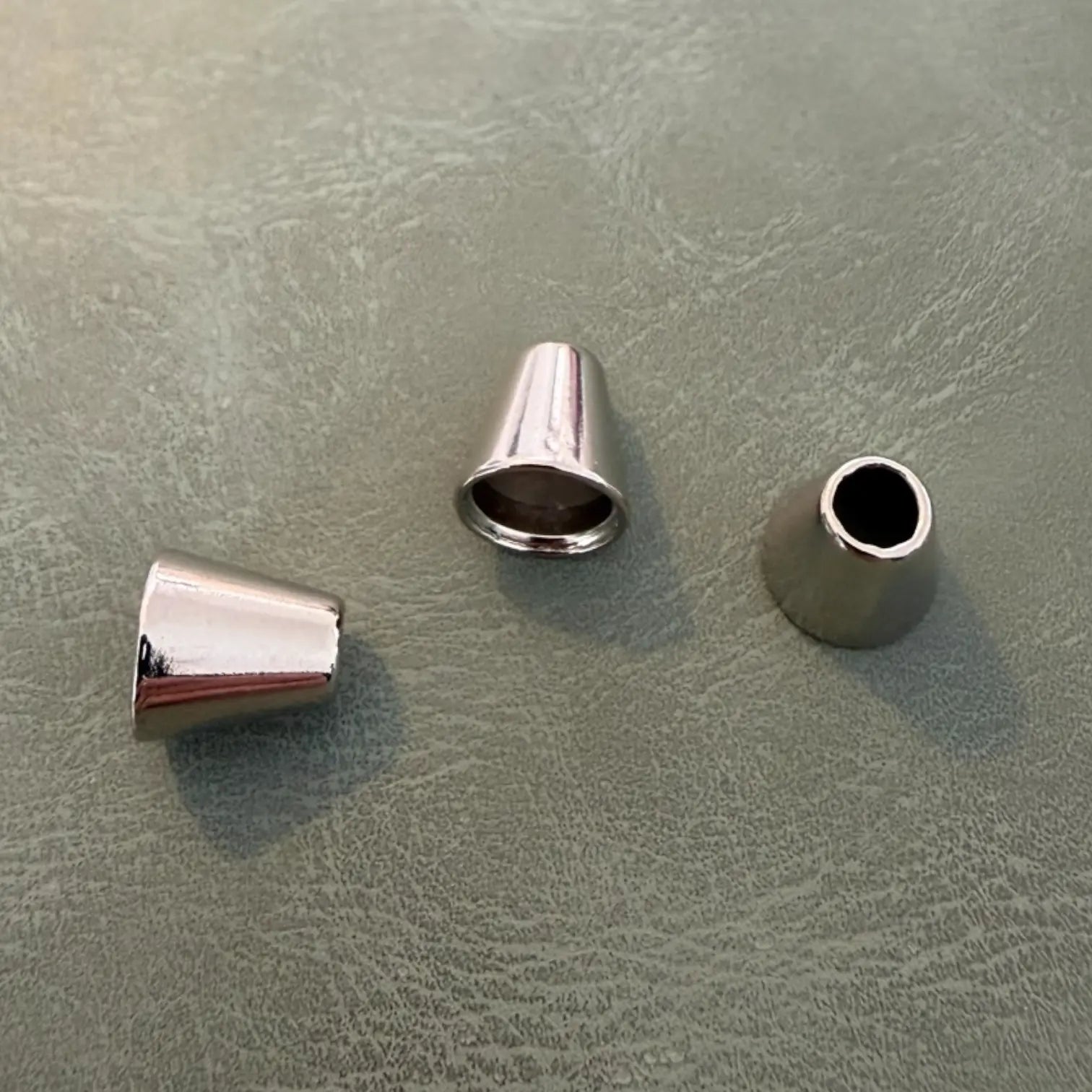 Метален накрайник Е-92 Никел 1 см – Дизайн „круша“, нежен модел с 1 отвор Аксесоари