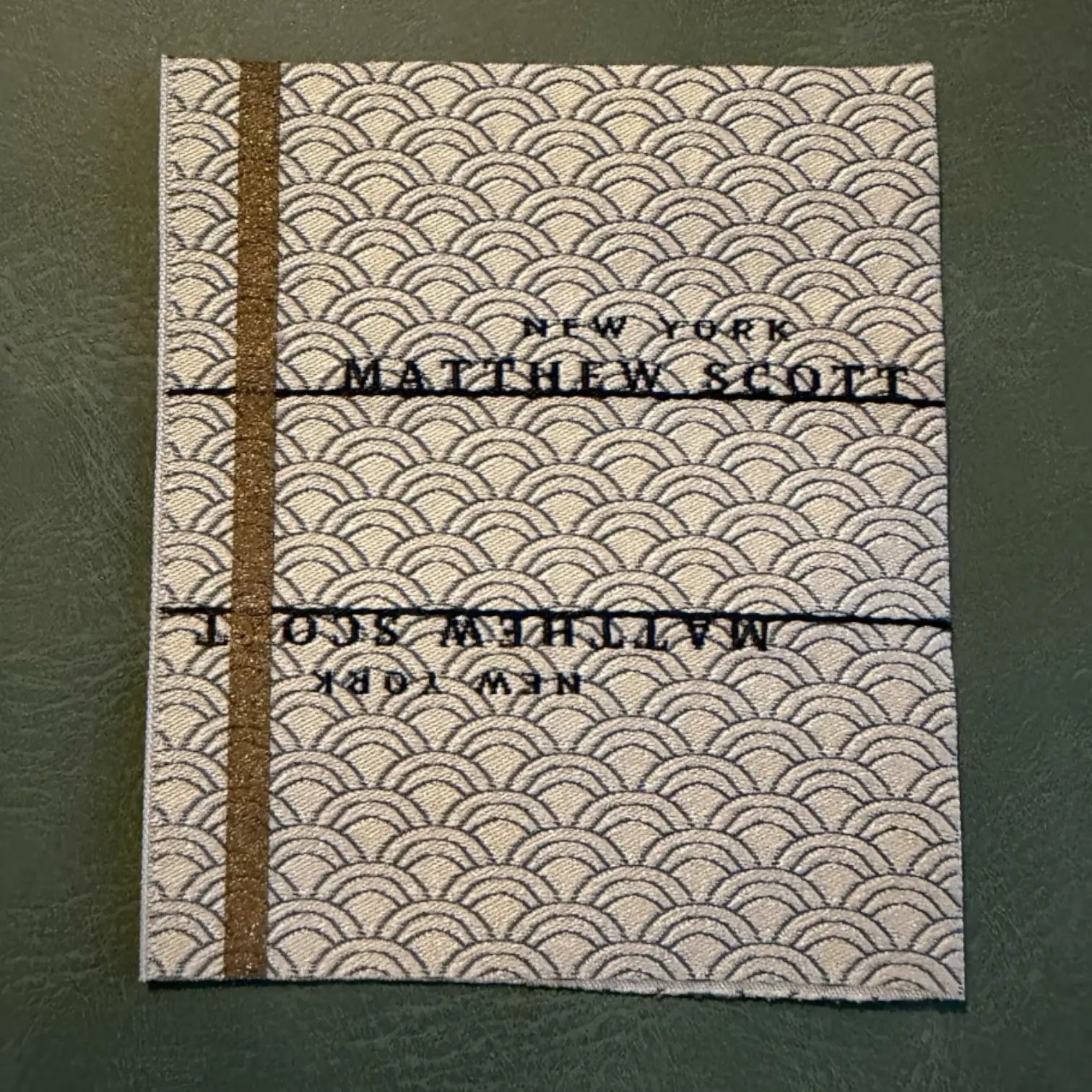 Жакардов тъкан етикет LBL 0022 7 x 6 см – вълнообразен дизайн, персонализиран с лого, MOQ 1000 бр Етикети