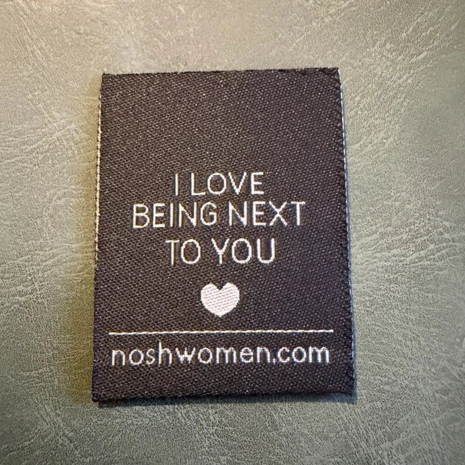 Жакардов тъкан етикет LBL 0027 8 x 3.5 см – мек кафяв стил, премиум дизайн, с лого, MOQ 1000 бр Етикети