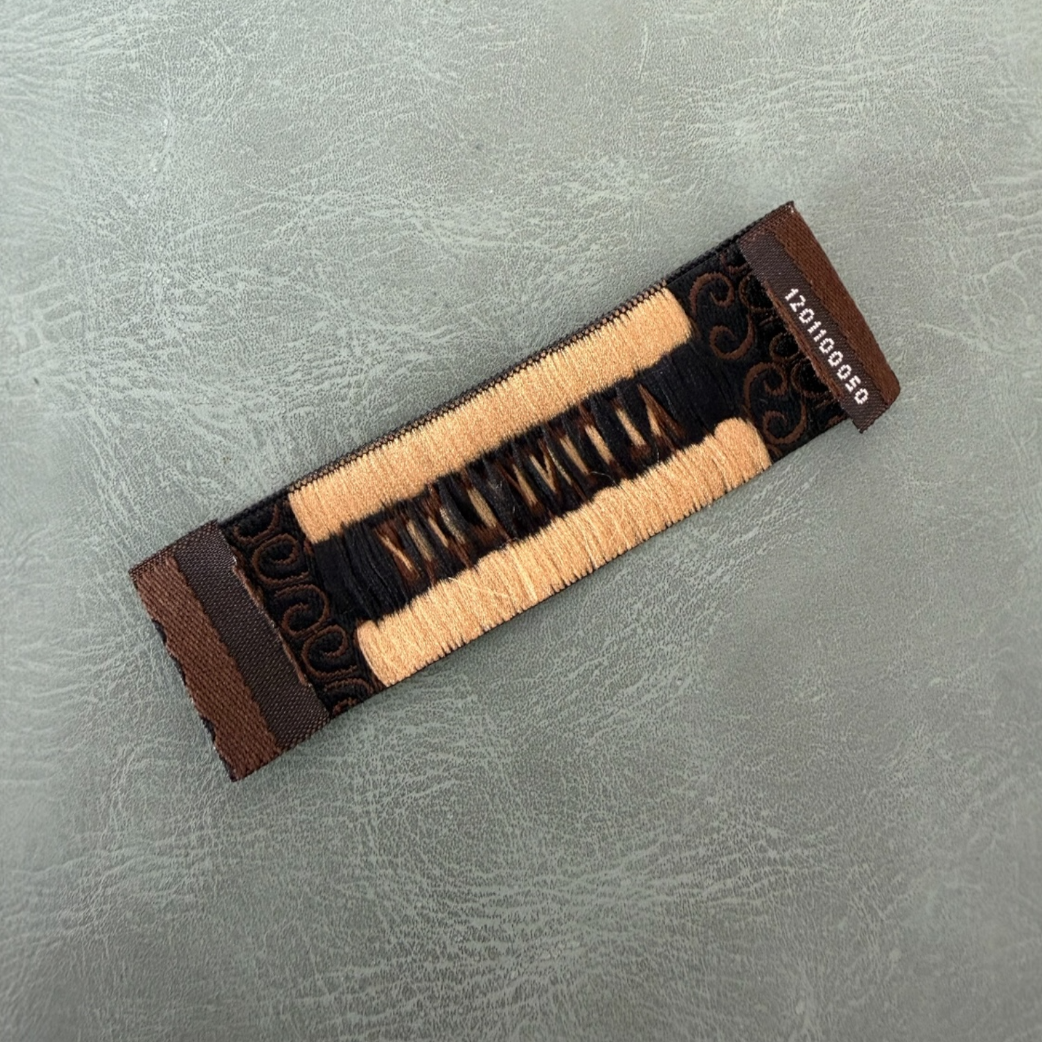 Жакардов тъкан етикет LBL 0042 6.5 x 2 см – уникален марков дизайн с тъкани букви, мек премиум стил, с лого, MOQ 1000 бр Етикети