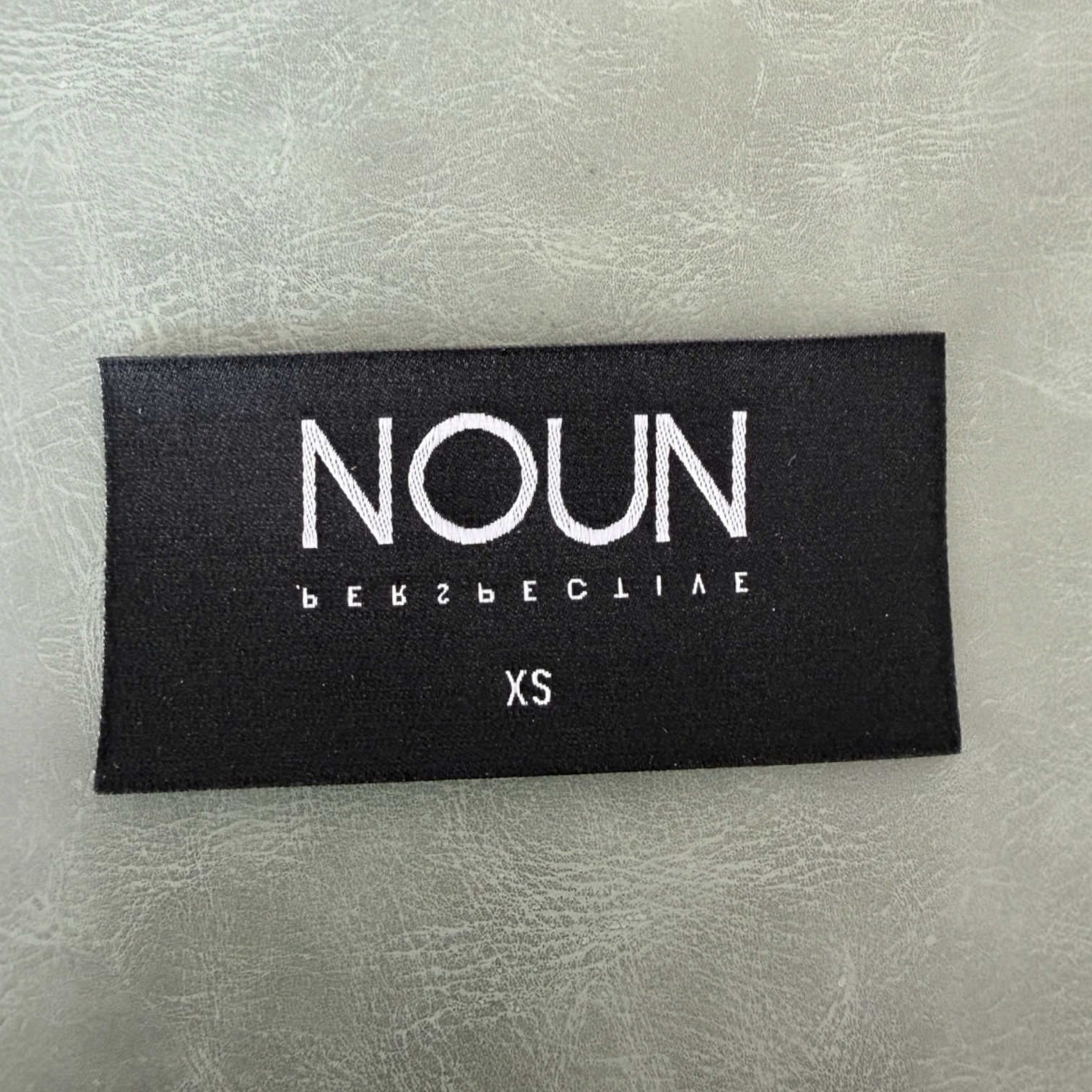 Жакардов тъкан етикет LBL 0044 8 x 4 см – черна основа с бели тъкани букви, уникален дизайн, мек премиум стил, с лого, MOQ 1000 бр Етикети