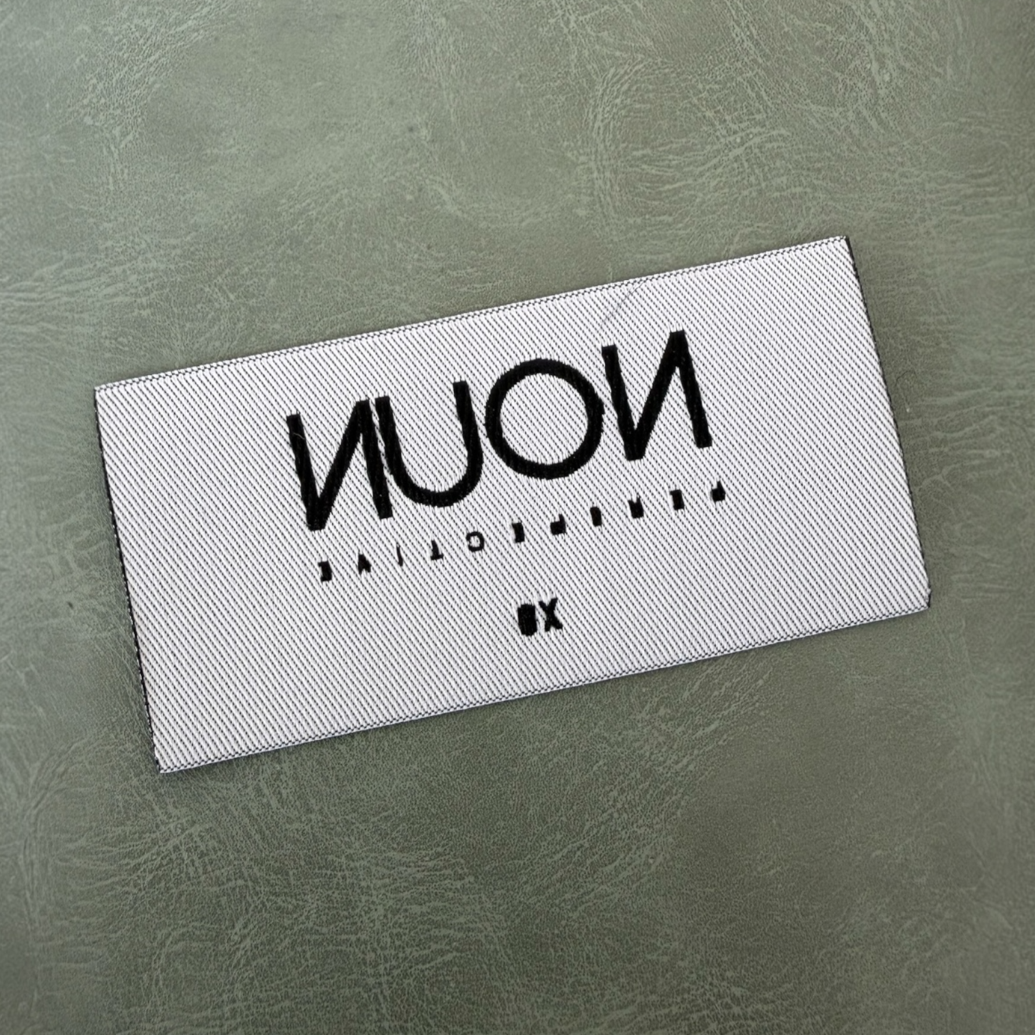 Жакардов тъкан етикет LBL 0044 8 x 4 см – черна основа с бели тъкани букви, уникален дизайн, мек премиум стил, с лого, MOQ 1000 бр Етикети