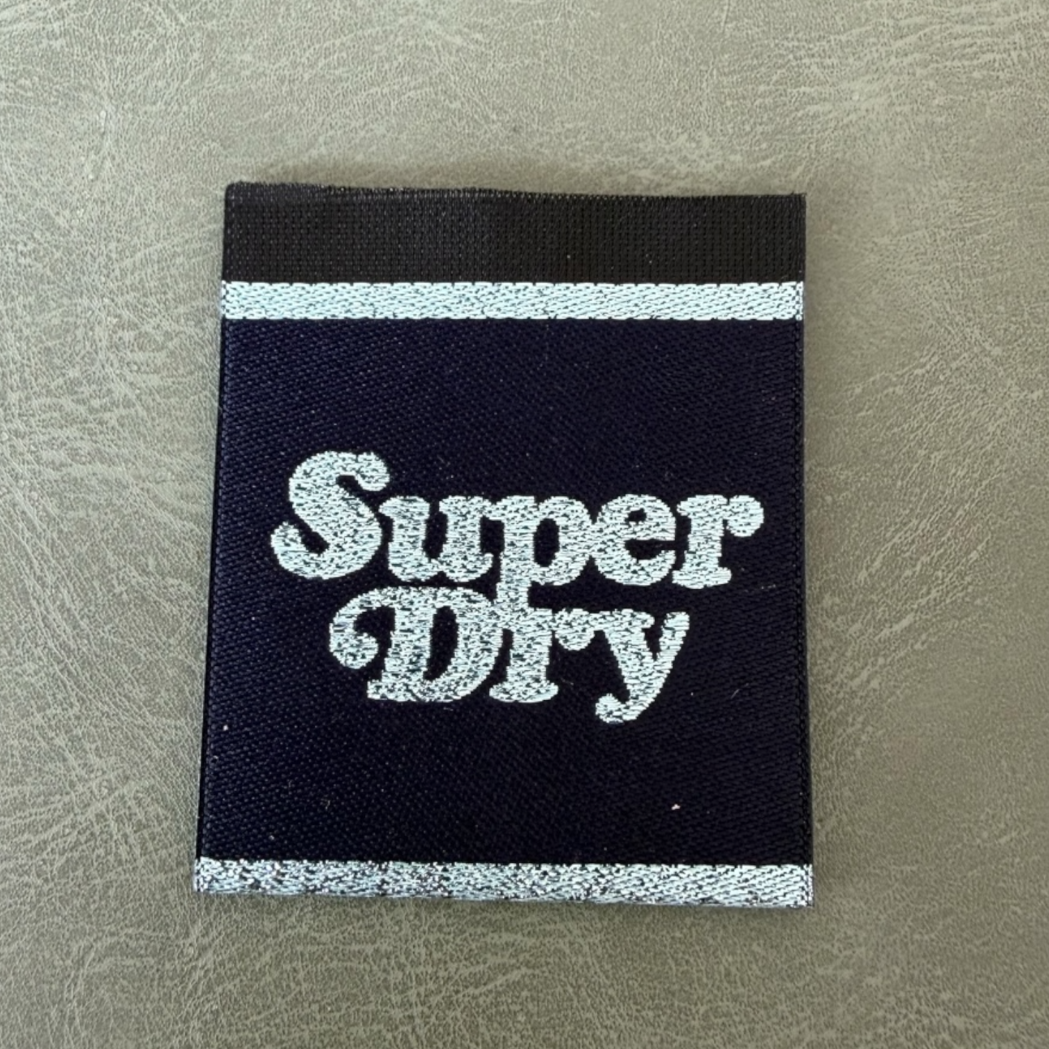 Жакардов тъкан етикет LBL 0045 4 x 4 см – уникален дизайн с жакардови букви, мек премиум стил, с лого, MOQ 1000 бр Етикети