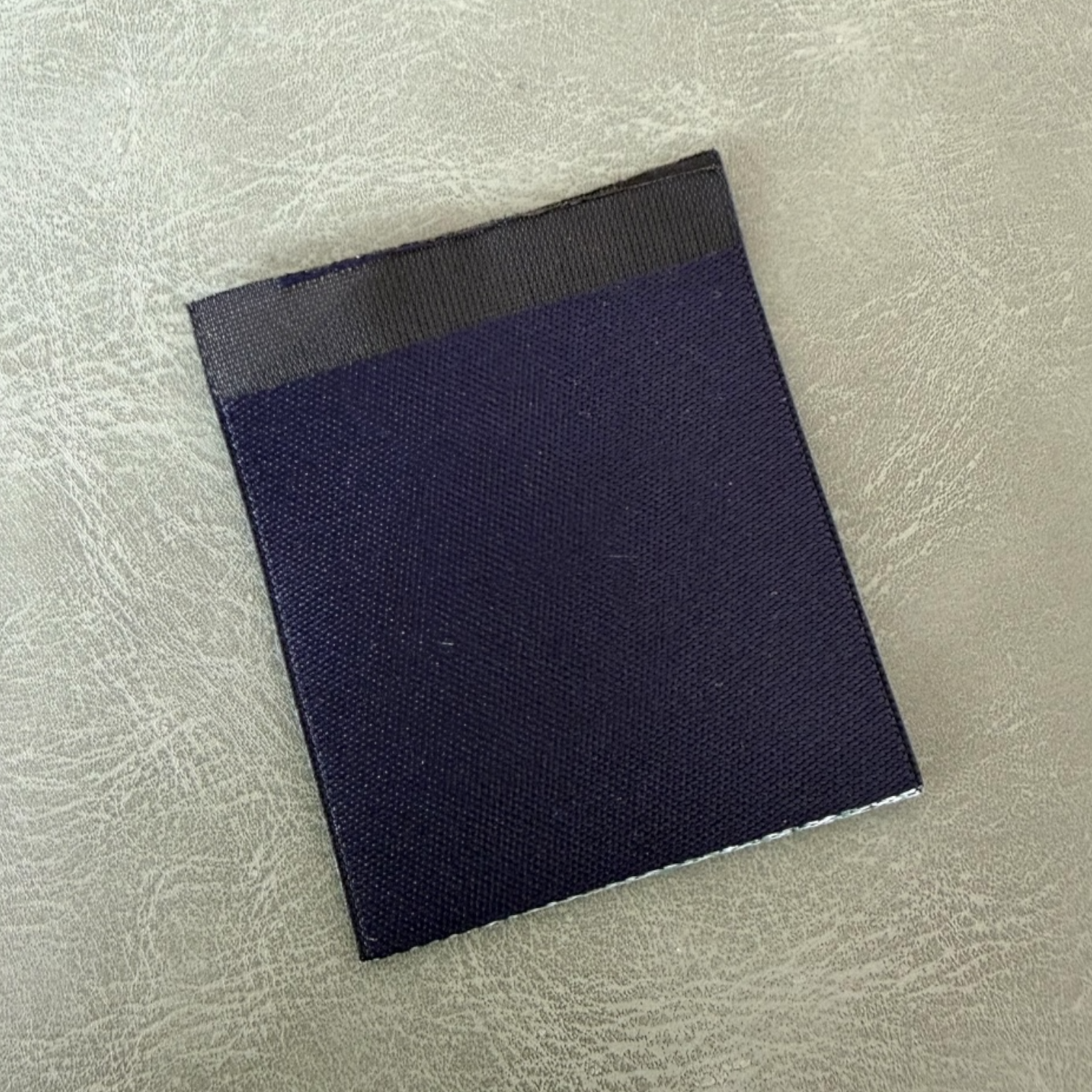 Жакардов тъкан етикет LBL 0045 4 x 4 см – уникален дизайн с жакардови букви, мек премиум стил, с лого, MOQ 1000 бр Етикети