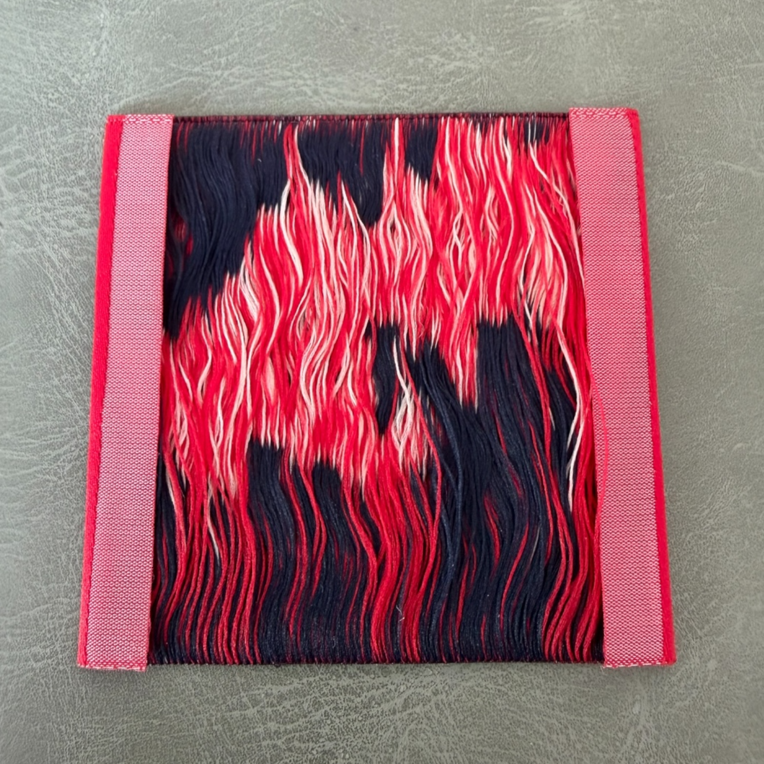 Жакардов тъкан етикет LBL 0047 6 x 6 см – мултицветен уникален дизайн, тъкани букви, мек премиум стил, с лого, MOQ 1000 бр Етикети