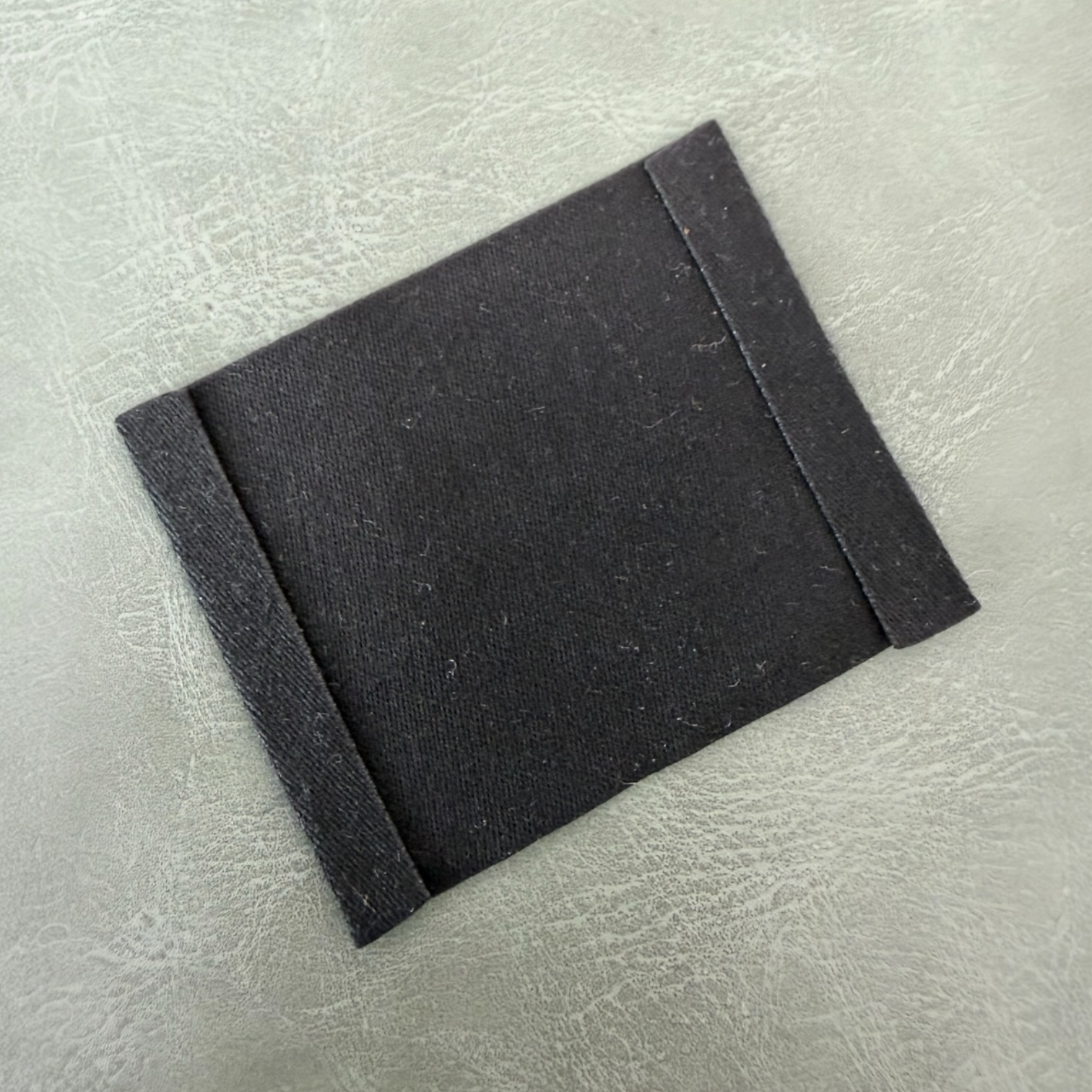 Жакардов тъкан етикет LBL 0049 5.5 x 4.5 см – черен със сребристи букви, уникален дизайн, мек премиум стил, с лого, MOQ 1000 бр Етикети