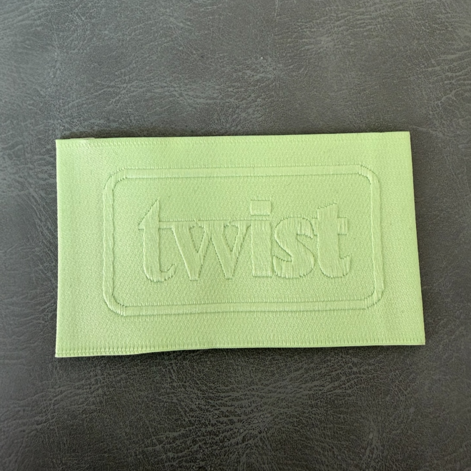 Жакардов тъкан етикет LBL 0050 7 x 4 см – зелен дизайн с релефни букви, мек премиум стил, с лого, MOQ 1000 бр Етикети