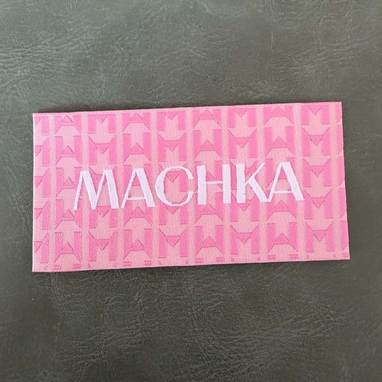 Жакардов тъкан етикет LBL 0051 8 x 4 см – розов дизайн с бели букви, мек премиум стил, с лого, MOQ 1000 бр Етикети