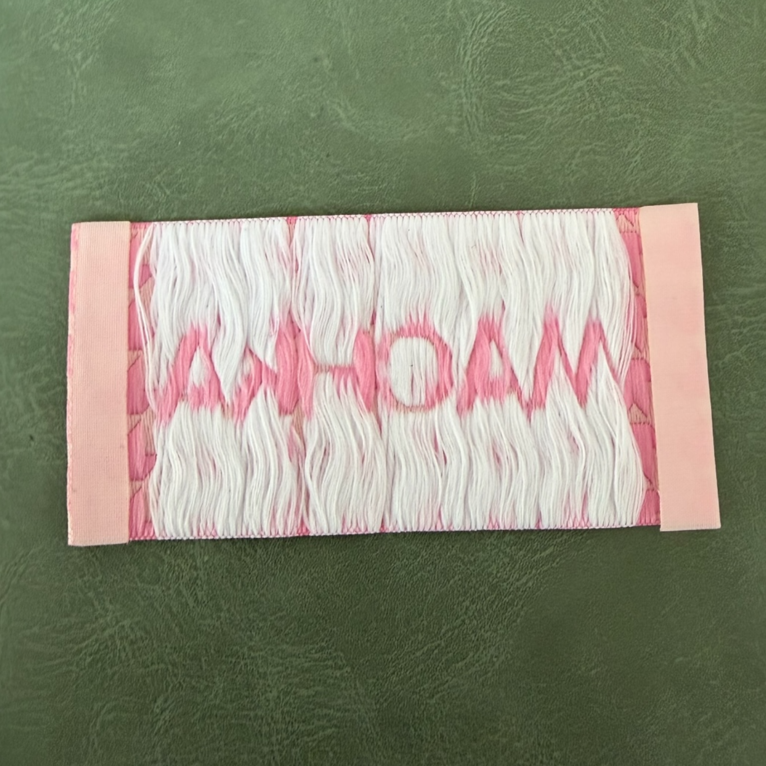 Жакардов тъкан етикет LBL 0051 8 x 4 см – розов дизайн с бели букви, мек премиум стил, с лого, MOQ 1000 бр Етикети