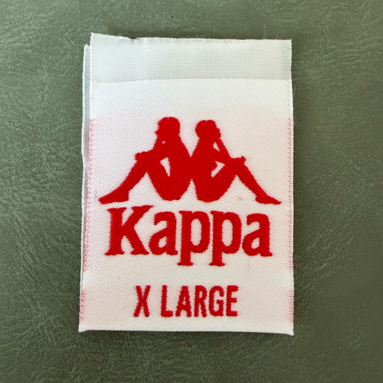 Жакардов тъкан етикет LBL 0052 10 x 4 см – двустранен бял с червени букви, мек премиум дизайн, с лого, MOQ 1000 бр Етикети