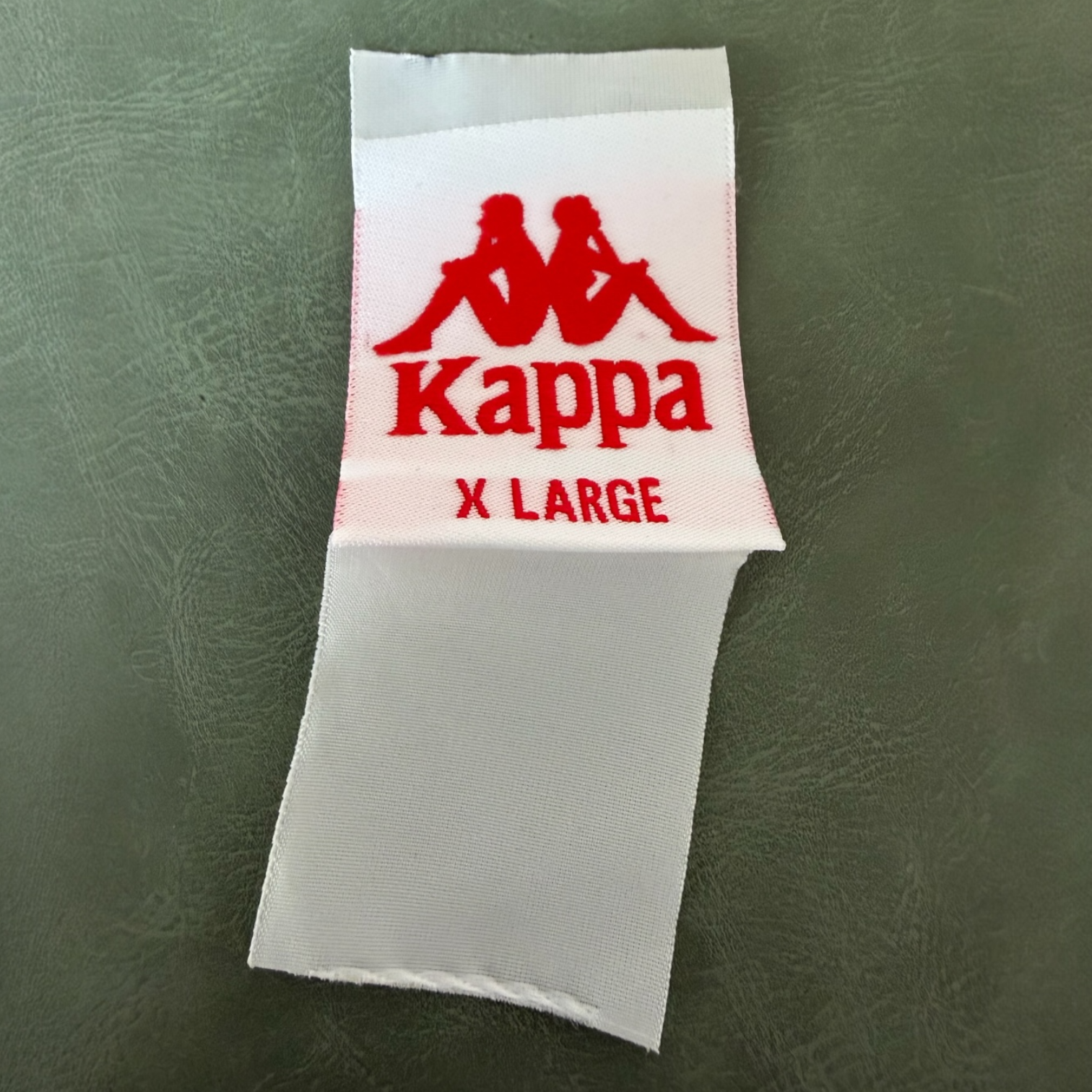 Жакардов тъкан етикет LBL 0052 10 x 4 см – двустранен бял с червени букви, мек премиум дизайн, с лого, MOQ 1000 бр Етикети