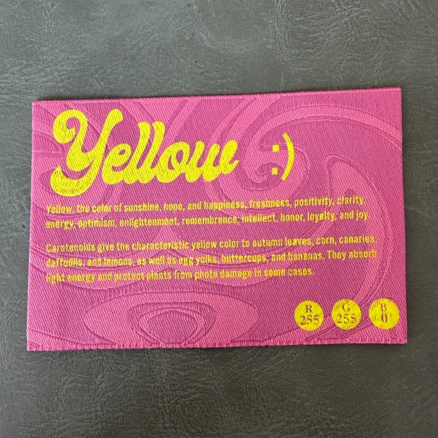 Жакардов тъкан етикет LBL 0054 8 x 5.5 см – розов с жълти букви, мек премиум дизайн, с лого, MOQ 1000 бр Етикети