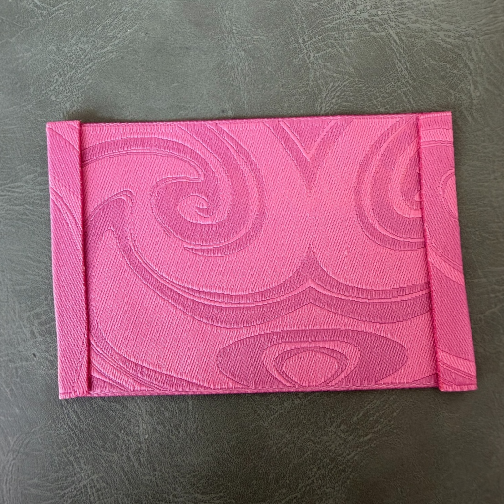 Жакардов тъкан етикет LBL 0054 8 x 5.5 см – розов с жълти букви, мек премиум дизайн, с лого, MOQ 1000 бр Етикети