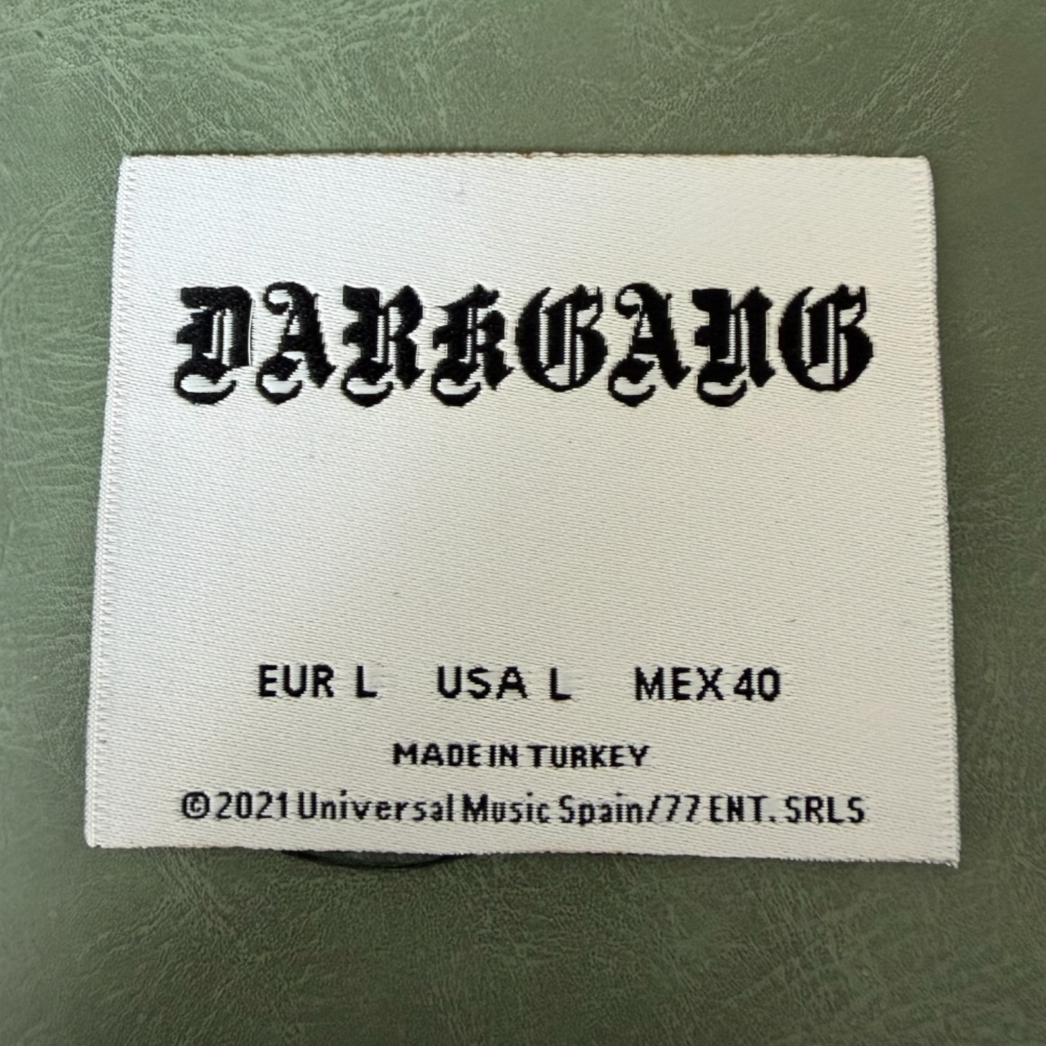 Жакардов тъкан етикет LBL 0055 6 x 5 см – бяла основа с черни букви, мек премиум дизайн, с лого, MOQ 1000 бр Етикети