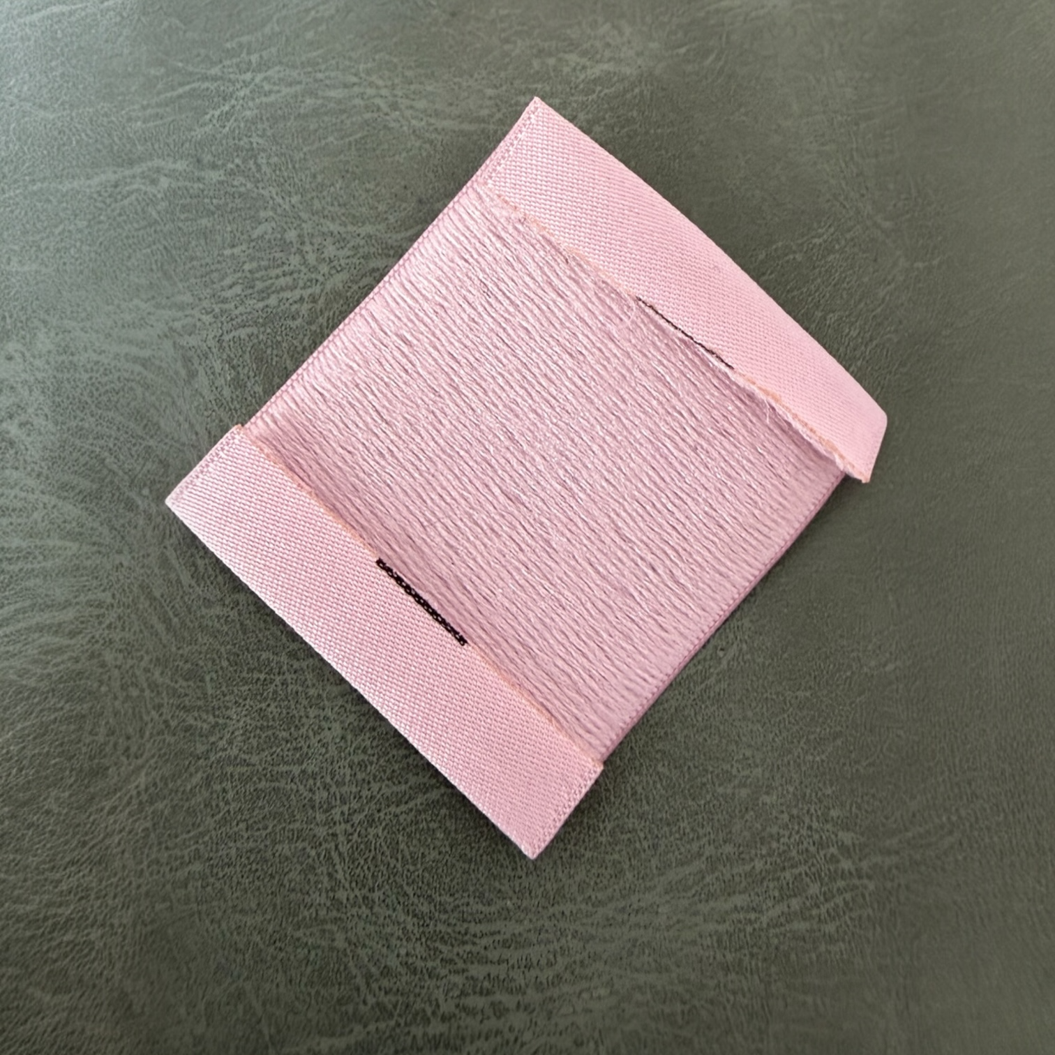 Жакардов тъкан етикет LBL 0058 4 x 3.5 см – розова основа с черни букви, мек премиум дизайн, с лого, MOQ 1000 бр Етикети