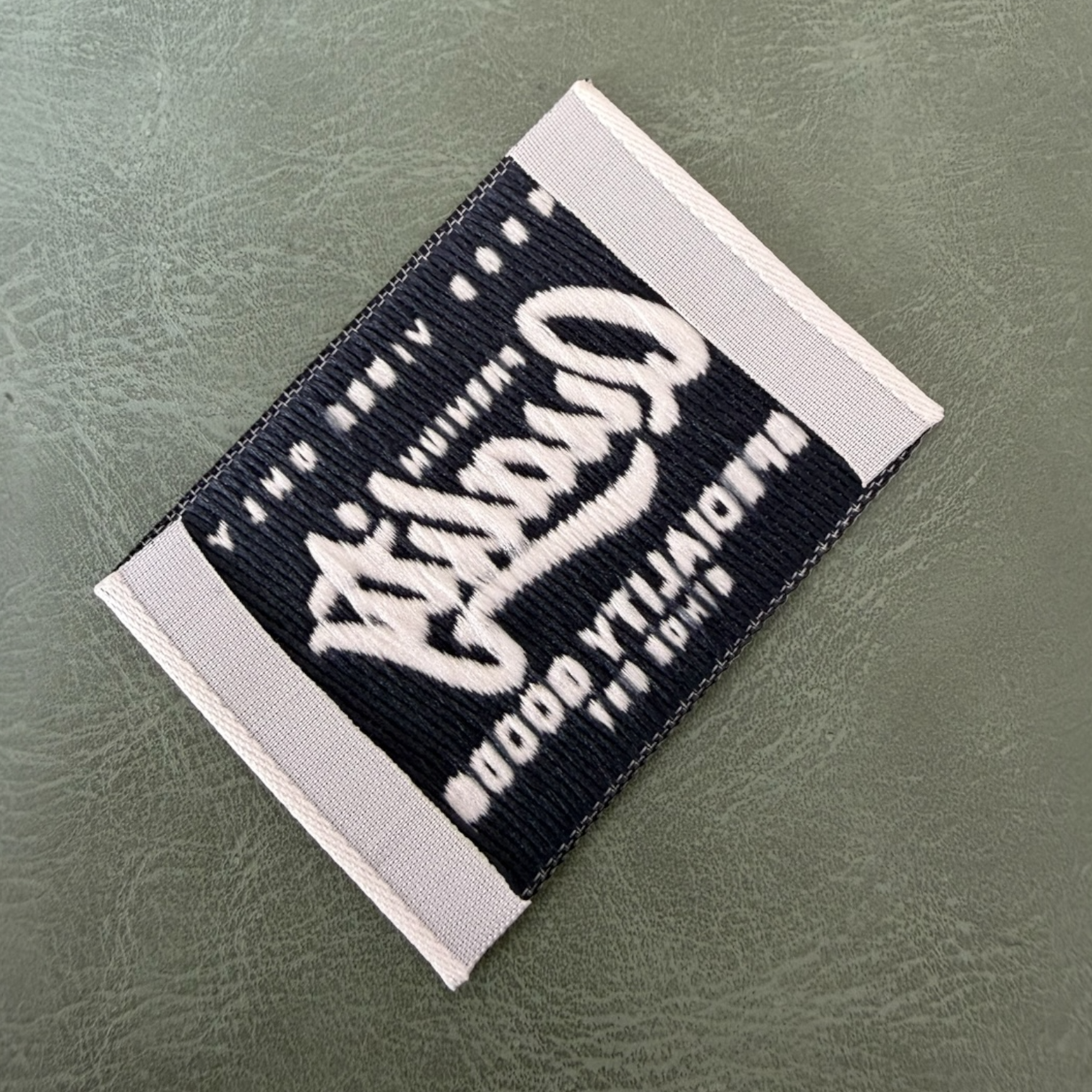 Жакардов тъкан етикет LBL 0059 5 x 3.5 см – бяла основа със сини букви, мек премиум дизайн, с лого, MOQ 1000 бр Етикети