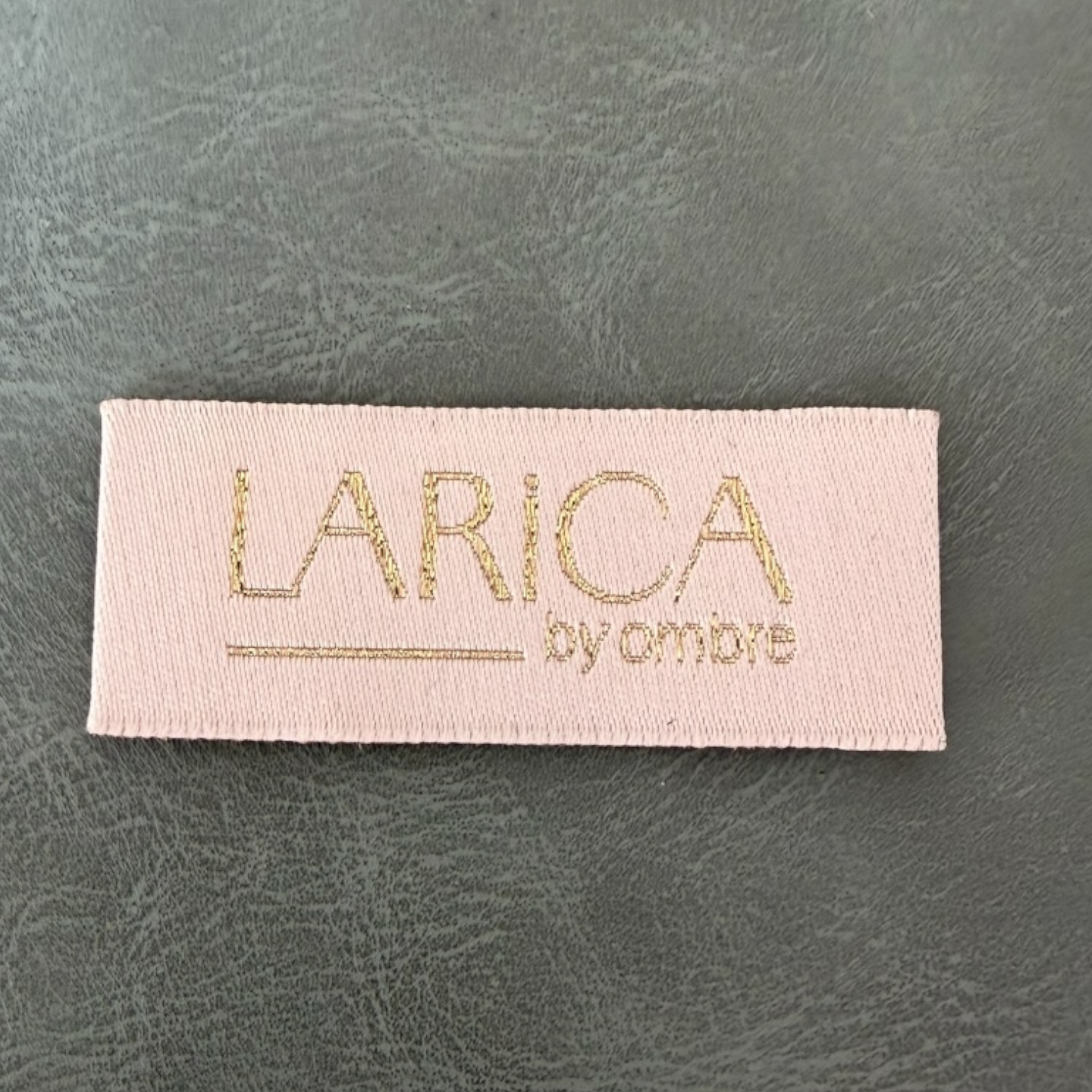 Жакардов тъкан етикет LBL 0060 5 x 2 см – екрю основа със златни букви, мек премиум дизайн, с лого, MOQ 1000 бр Етикети